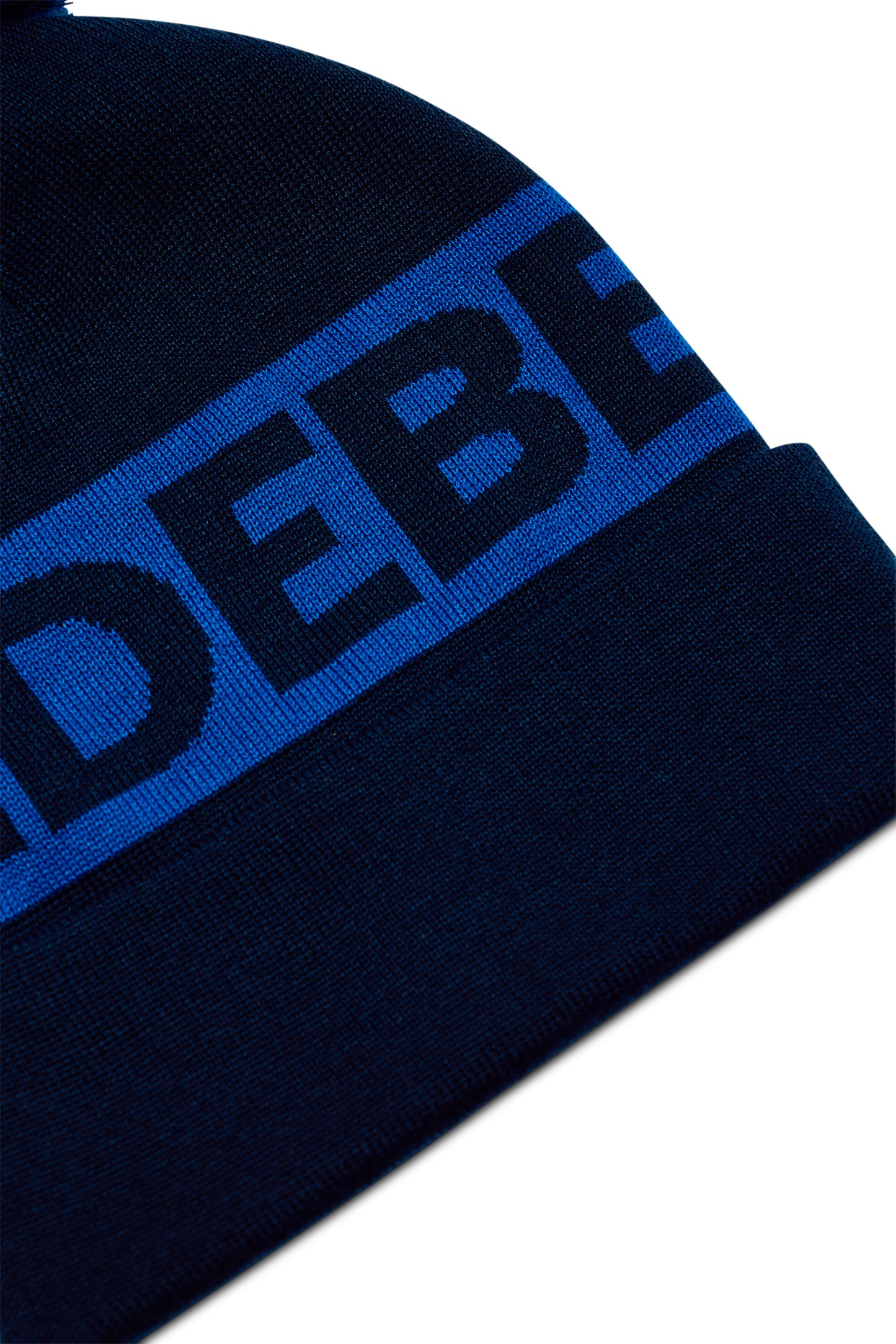 Detailansicht: Tilo Beanie in JL Navy mit eingestricktem J.LINDEBERG-Schriftzug und Umschlag.