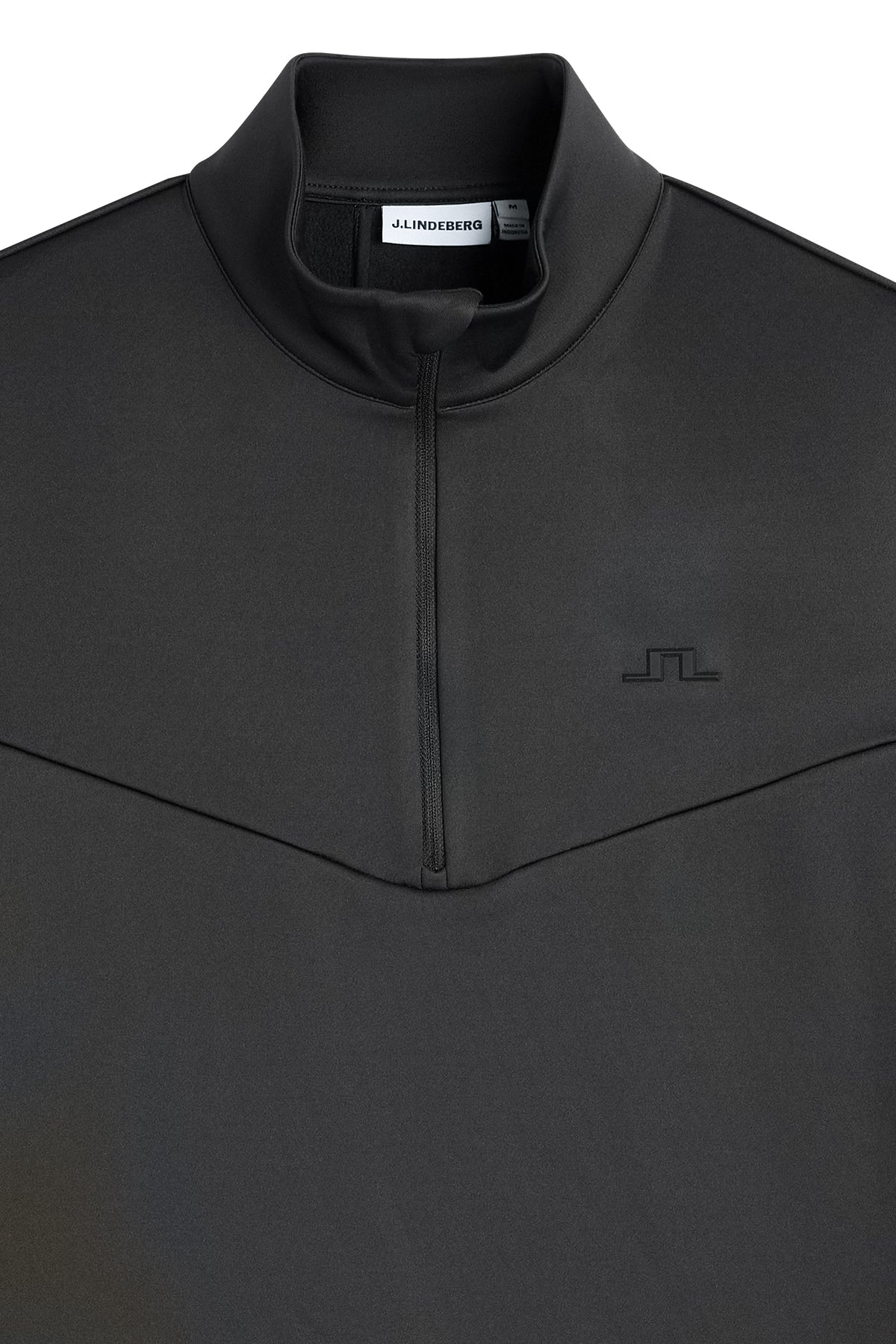 Närbild: Maclean Quarter Zip Mid Layer i Black med halv dragkedja, krage och Bridge-logotyp på bröstet.