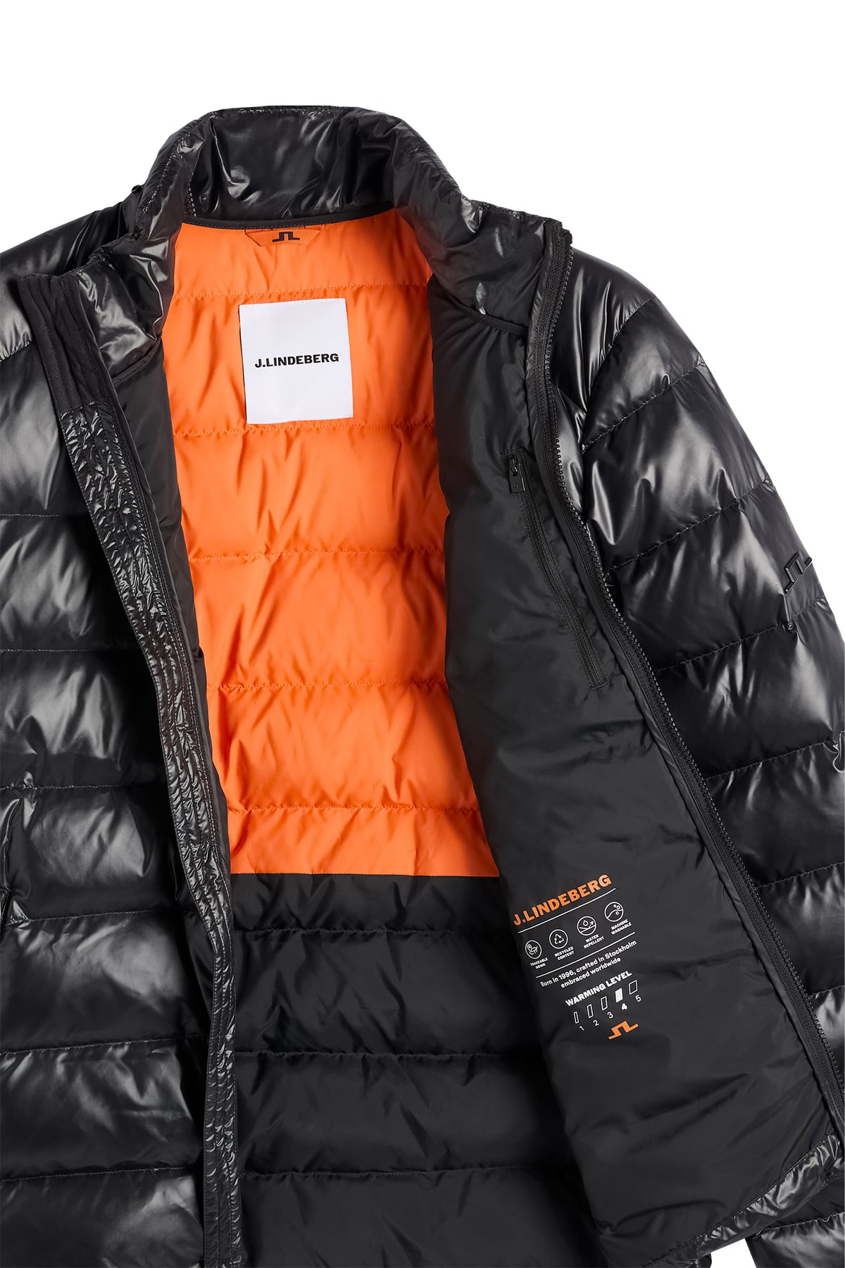 Detailansicht: Creek Light Down Jacket in Schwarz mit geöffnetem Reißverschluss, orangem Innenfutter und Innentasche.
