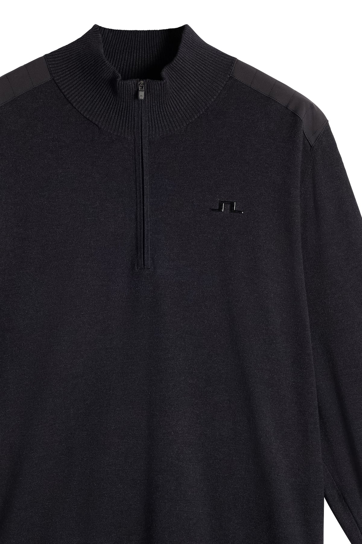 Nærbillede: Jeffrey Windbreaker Sweater i sort med halv lynlås, ribkrave, vævede skulderpaneler og Bridge-logo på brystet.
