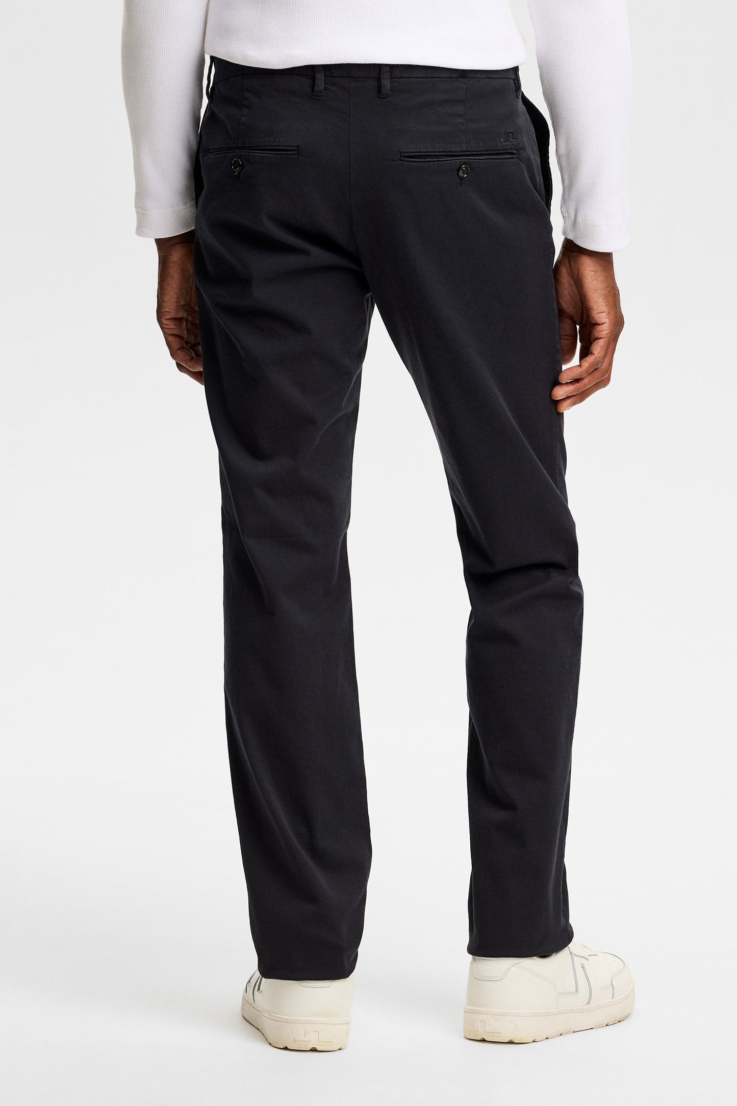 Vue de dos : Chaze Cotton Stretch Pants GD noirs avec poches arrière passepoilées et logo Bridge brodé.