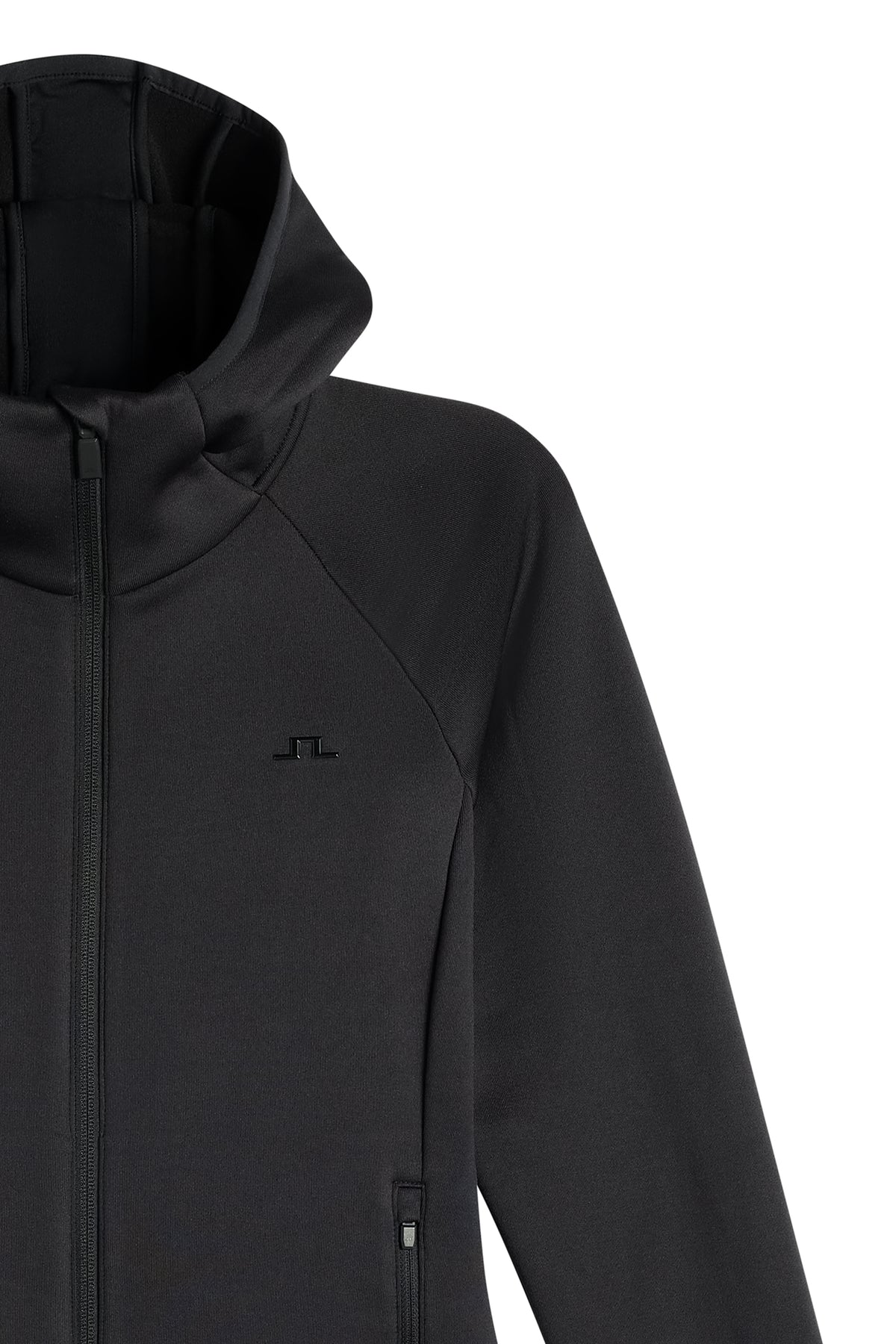 Nærbillede: Sort Portia Polartec Hood med hætte, høj hals, lynlås foran og Bridge-logo på brystet.