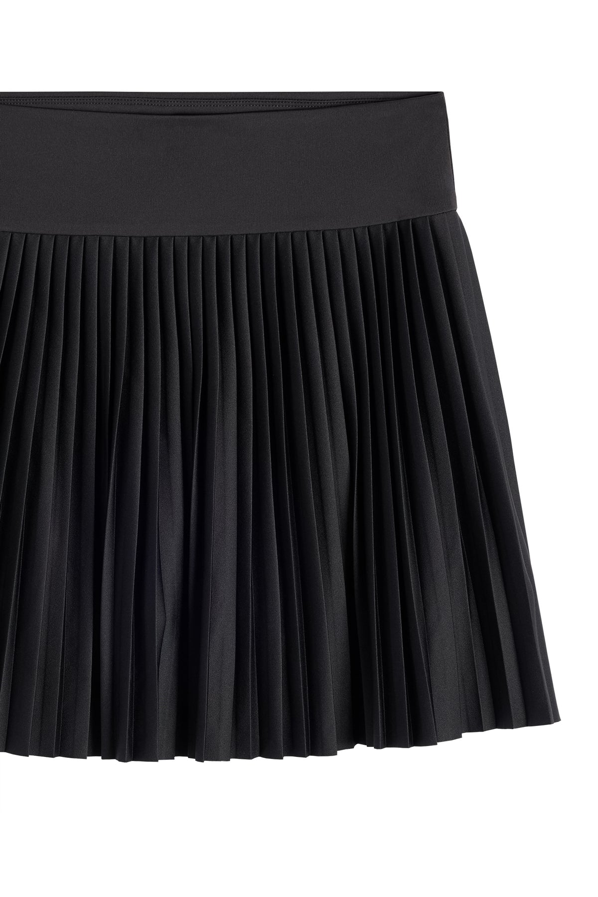 Close-up: Zwarte Alexandra Skirt met fijne plooien en een gladde, brede tailleband.
