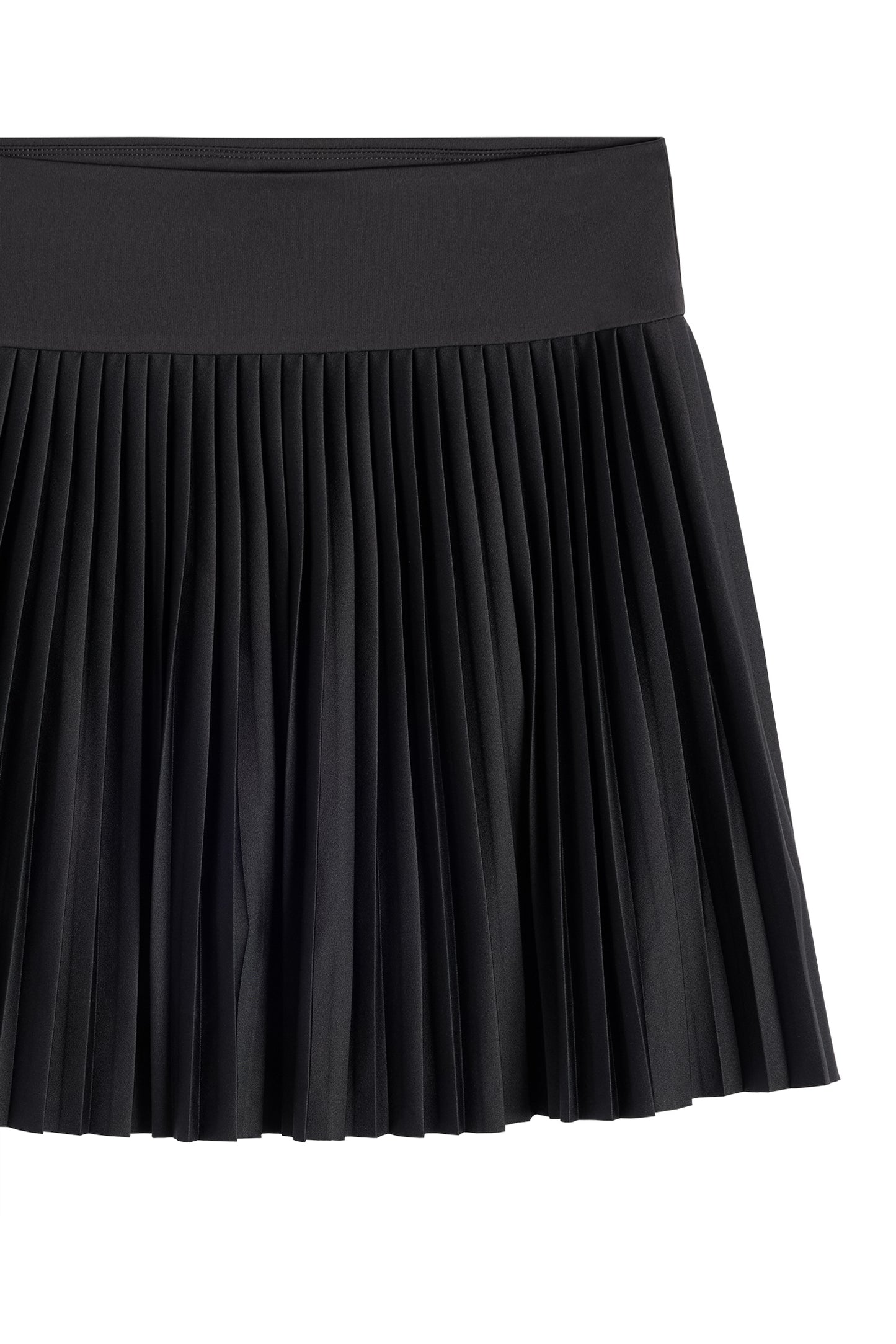 Close-up: Zwarte Alexandra Skirt met fijne plooien en een gladde, brede tailleband.