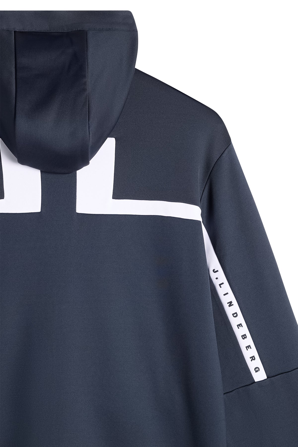 Nærbilde: JL Navy Sharpe Full Zip Hood med hette, hvit Bridge-logo på ryggen og J.LINDEBERG-tekst på ermet.
