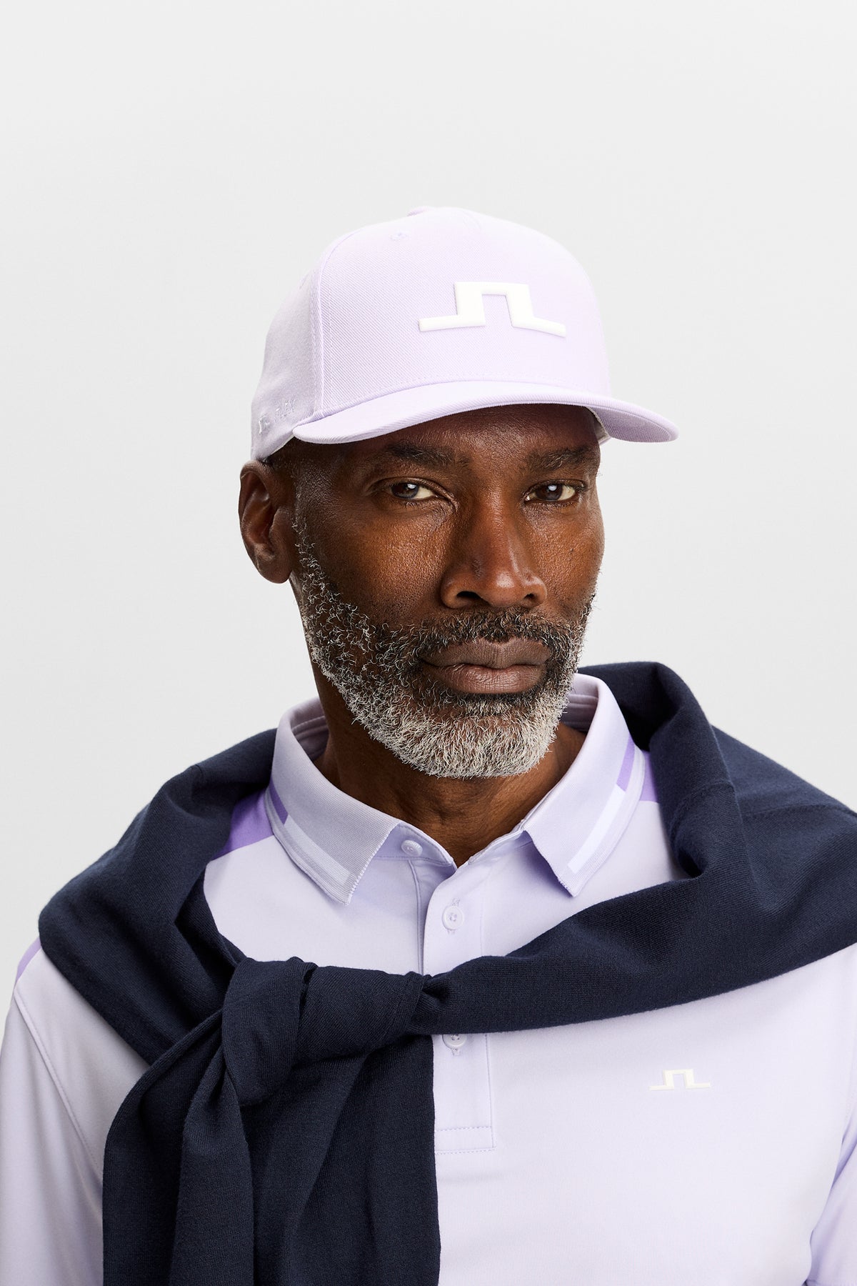 Vooraanzicht: Model draagt de Heath Cap in Purple Heather met 3D Bridge-logo op de voorkant.