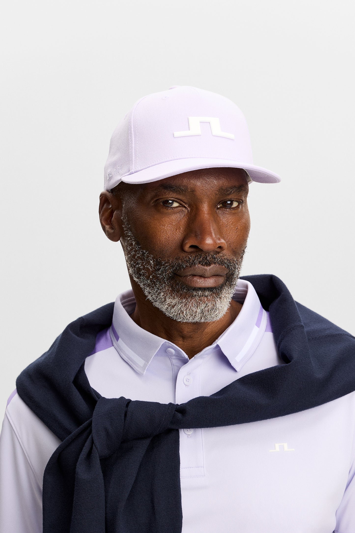 Vooraanzicht: Model draagt de Heath Cap in Purple Heather met 3D Bridge-logo op de voorkant.