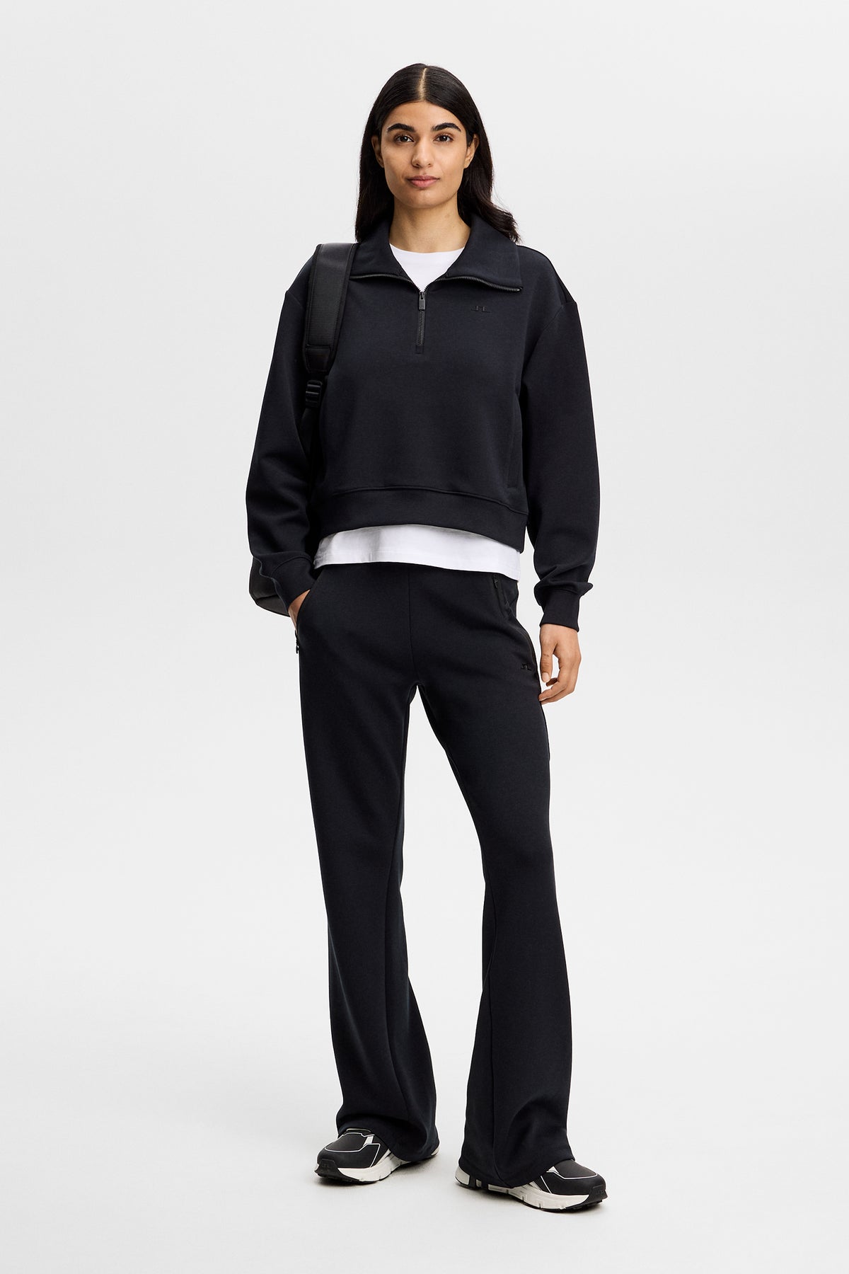 Set forfra: Sort Funnel Zip Sweatshirt med høj krave og kvart lynlås, båret med matchende sorte bukser.