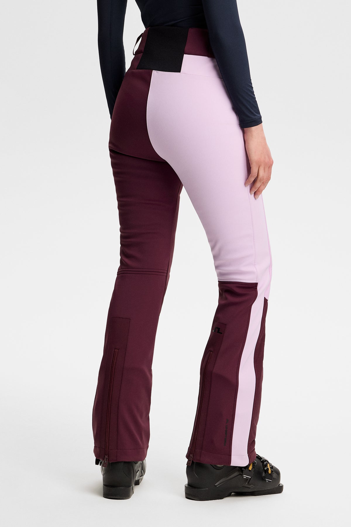 Rückansicht: Yara Blocked Down Pant in Winetasting im Color-Block-Design mit Reißverschlüssen am Beinabschluss.