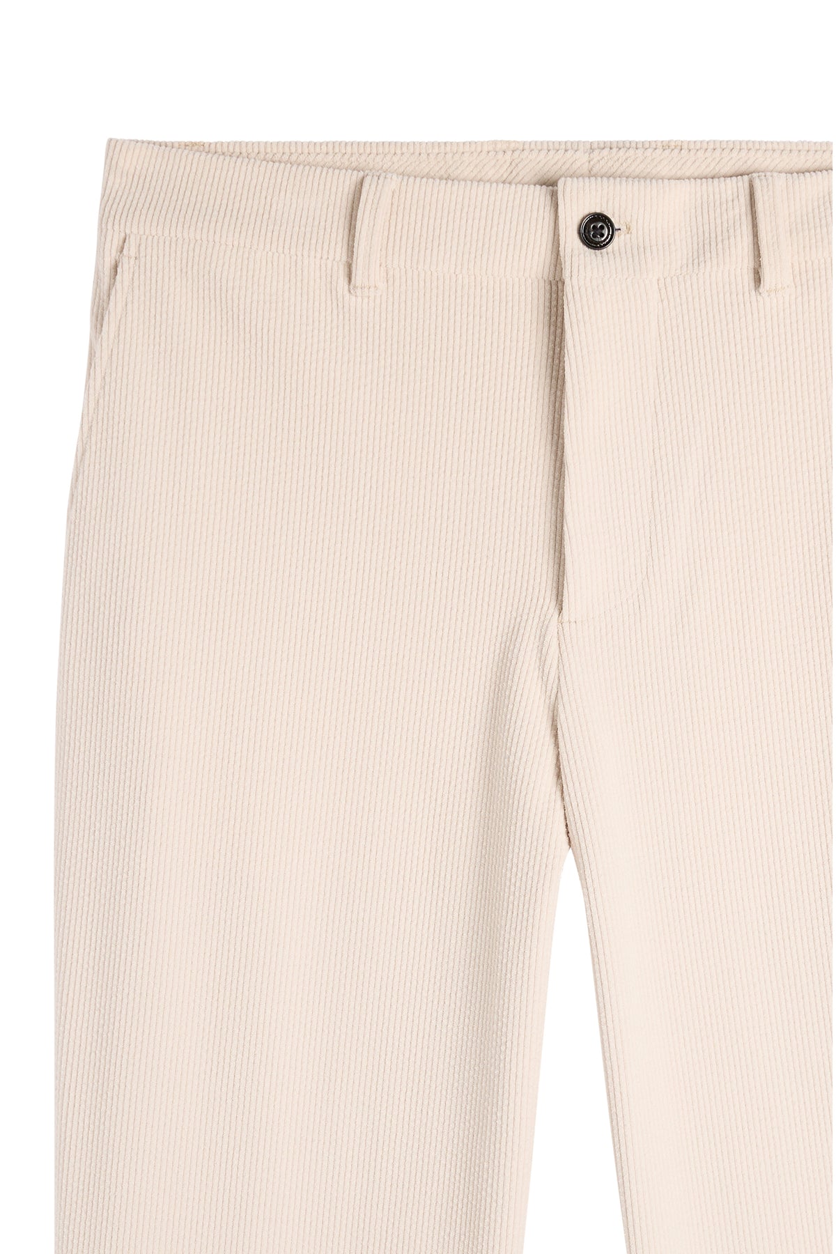 Närbild framifrån: Logan Drape Cord Pants i Moonbeam med knappstängning, bälteshällor och ribbad manchesterstruktur.