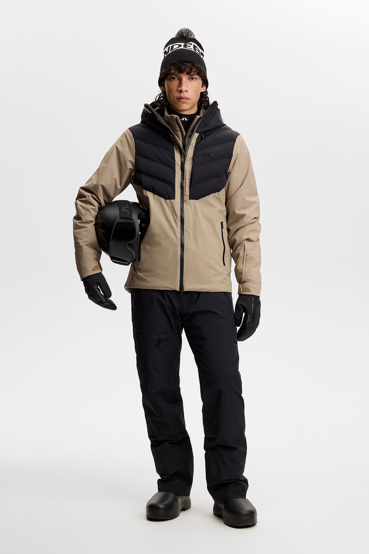 Forfra: Blackwell Jacket i Brindle med vatteret brystpanel, sorte skibukser og Bridge-logo.