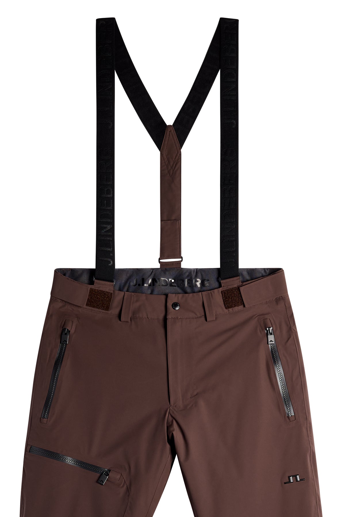 Nærbillede: Crue Suspender Pant i Seal Brown med seler, lynlåslommer og Bridge-logo på benet.