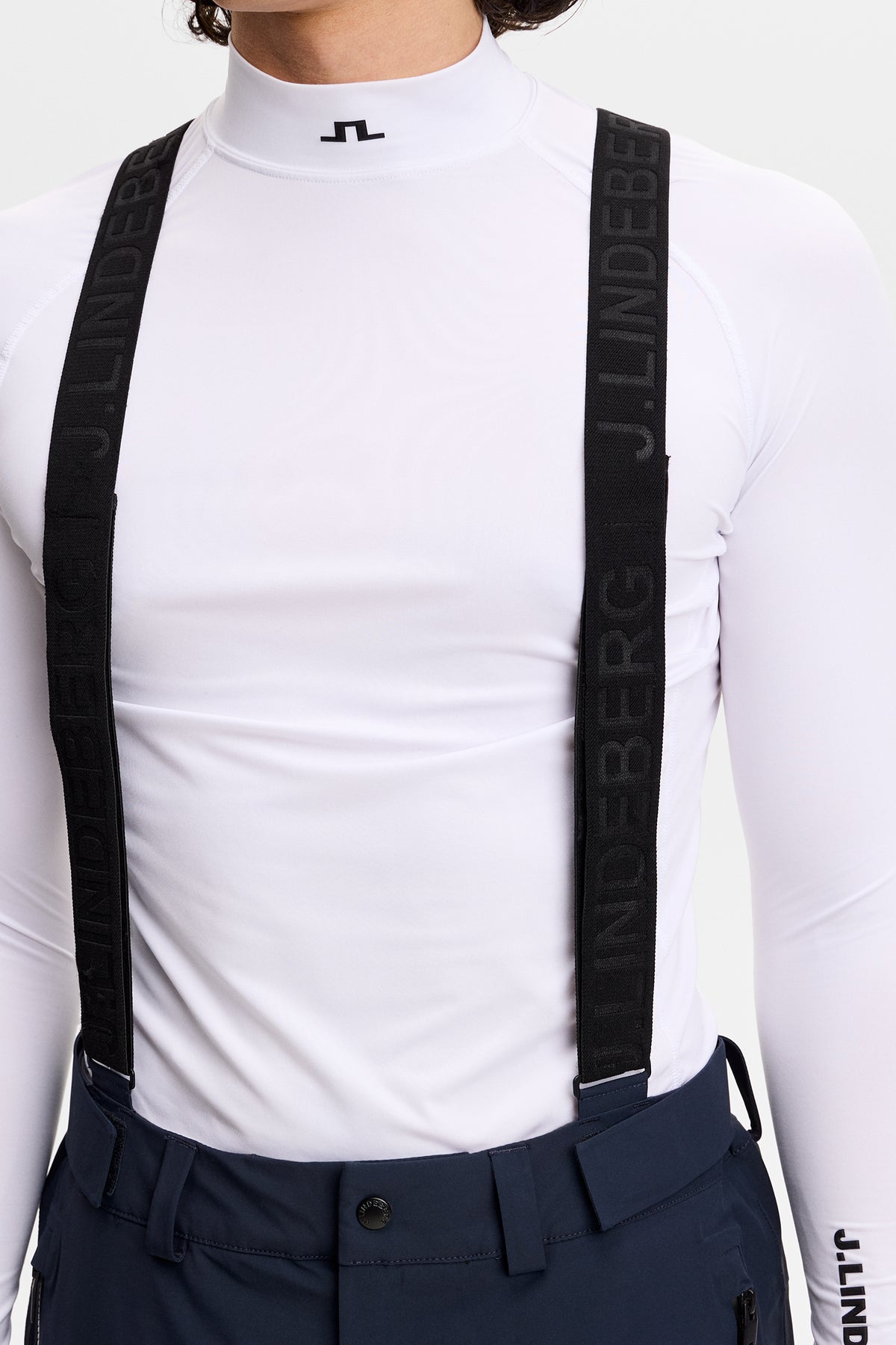 Detailansicht: Crue Suspender Pant in JL Navy mit schwarzen Hosenträgern und J.Lindeberg-Schriftzug.