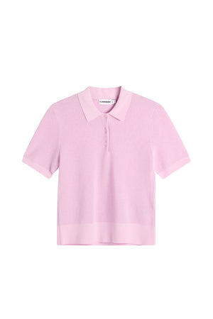 Set forfra: Blake Structure Knit Polo i lyserød med pointelle-strik, krave og stolpelukning med tre knapper.