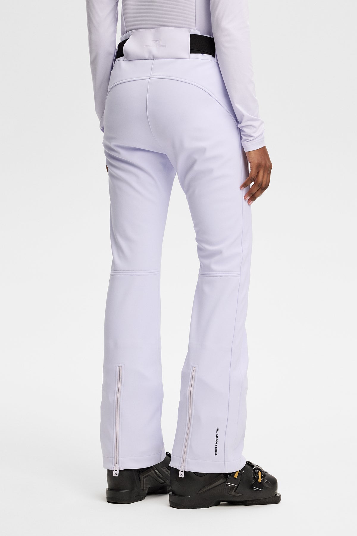Set bagfra: Stanford Softshell Ski Pant i Purple Heather med lynlåse ved anklerne og bælte med Bridge-logo.