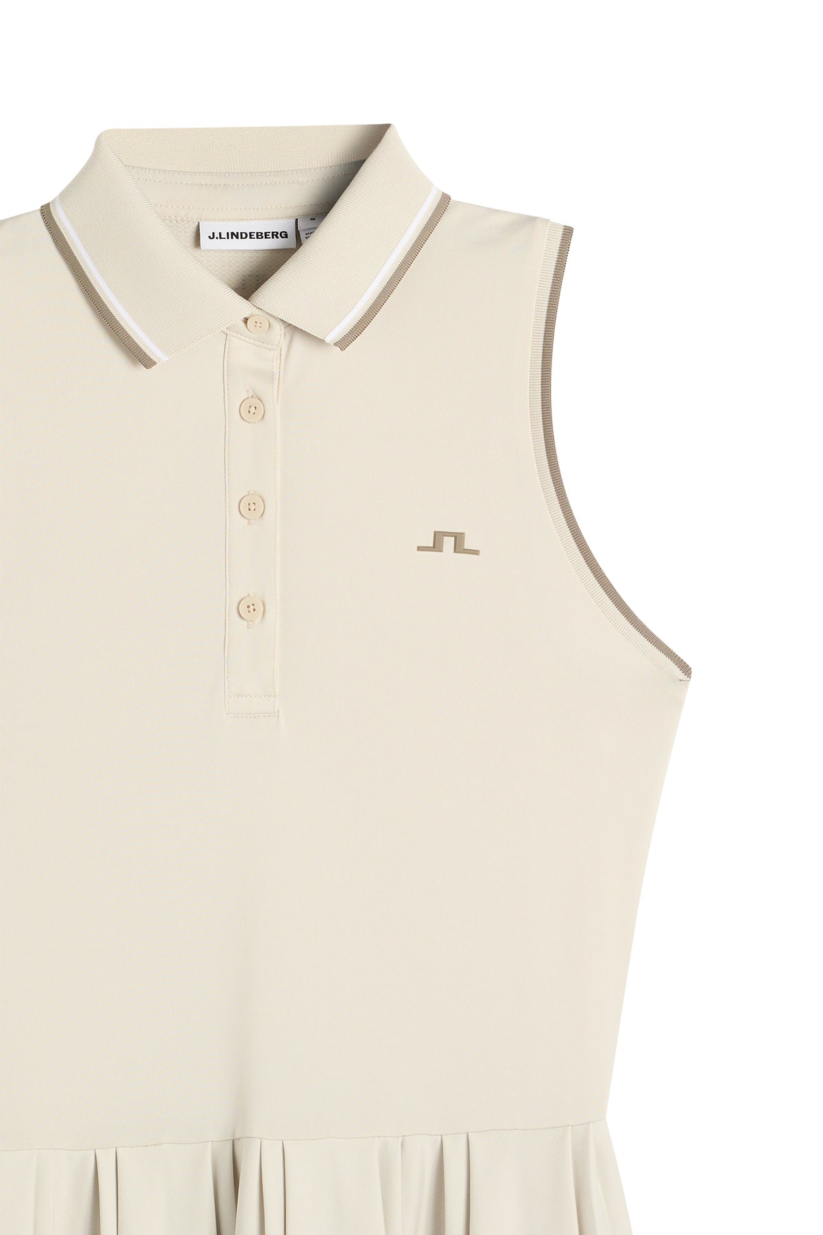 Close-up: Swing Dress in Moonbeam met geribde polokraag, vierknoopssluiting en Bridge-logo op de borst.