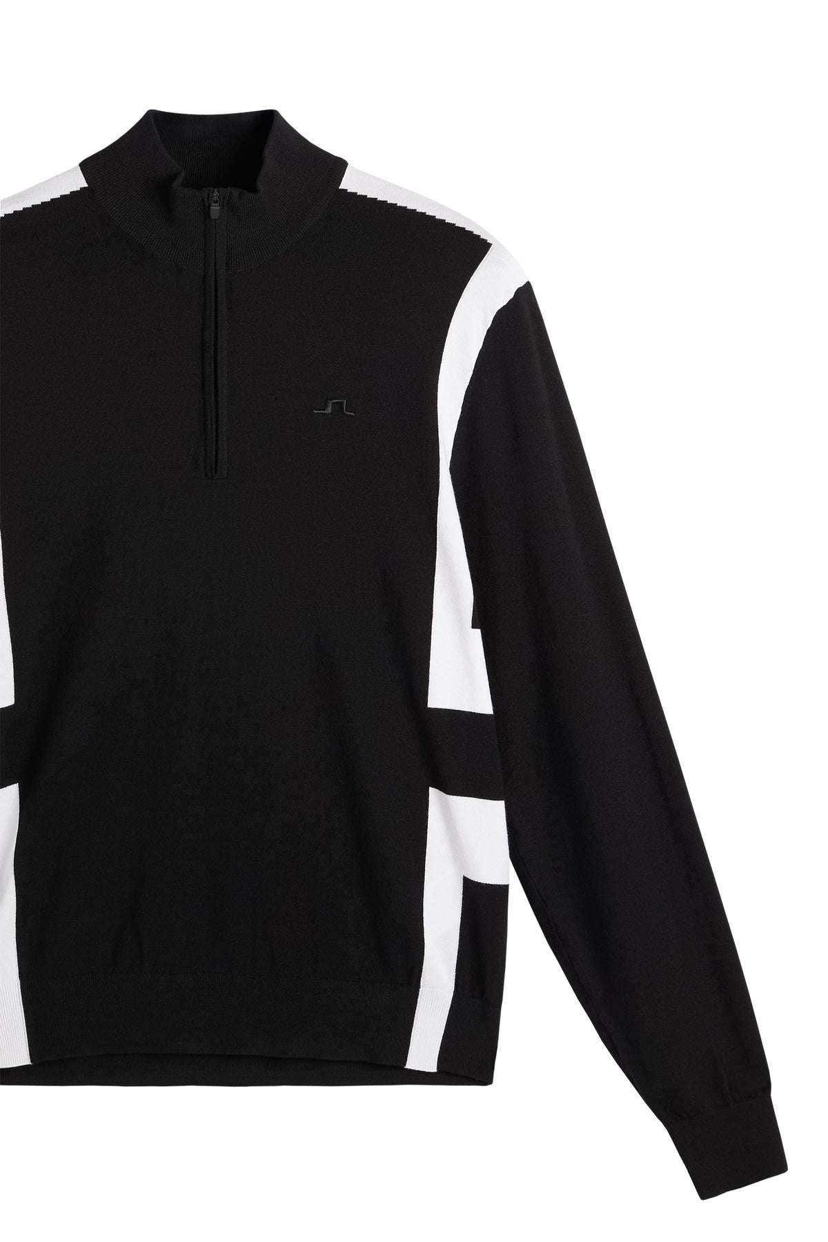 Detailansicht: Kendrick Knitted Zip Sweater in Schwarz mit Half-Zip-Kragen, Brustlogo und weißen Seiteneinsätzen.