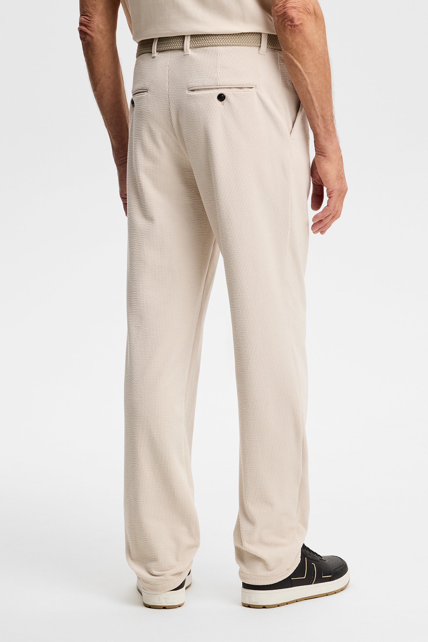 Bakifrån: Logan Drape Cord Pants i Moonbeam med ribbad manchesterstruktur, bälteshällor och bakfickor med knapp.