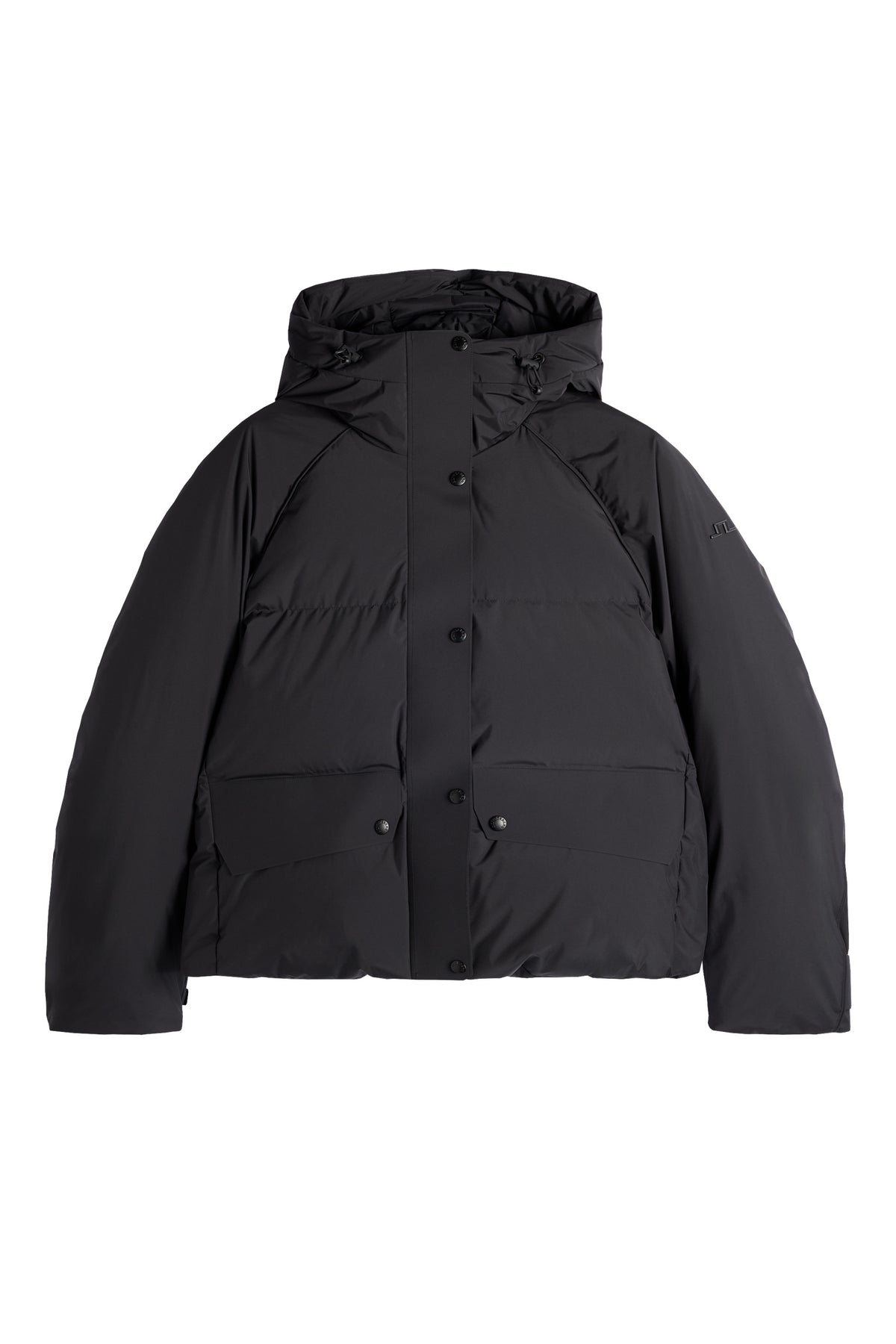 Vooraanzicht: Zwarte Lea Down Jacket met capuchon, drukknoopsluiting en klepzakken aan de voorkant.