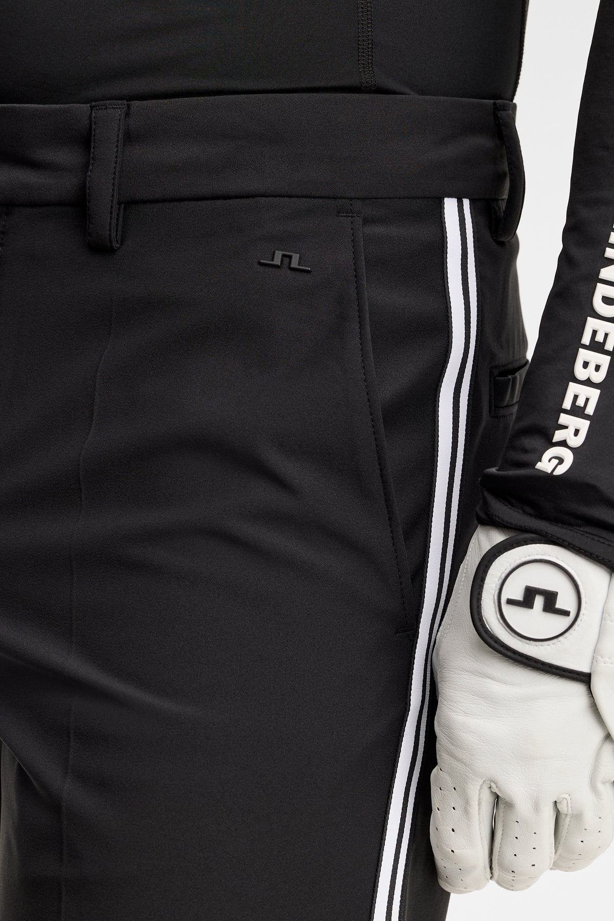 Nahaufnahme: Schwarze Mitch Stripe pant mit Seitentasche, weißem Seitenstreifen und Bridge-Logo-Niete.