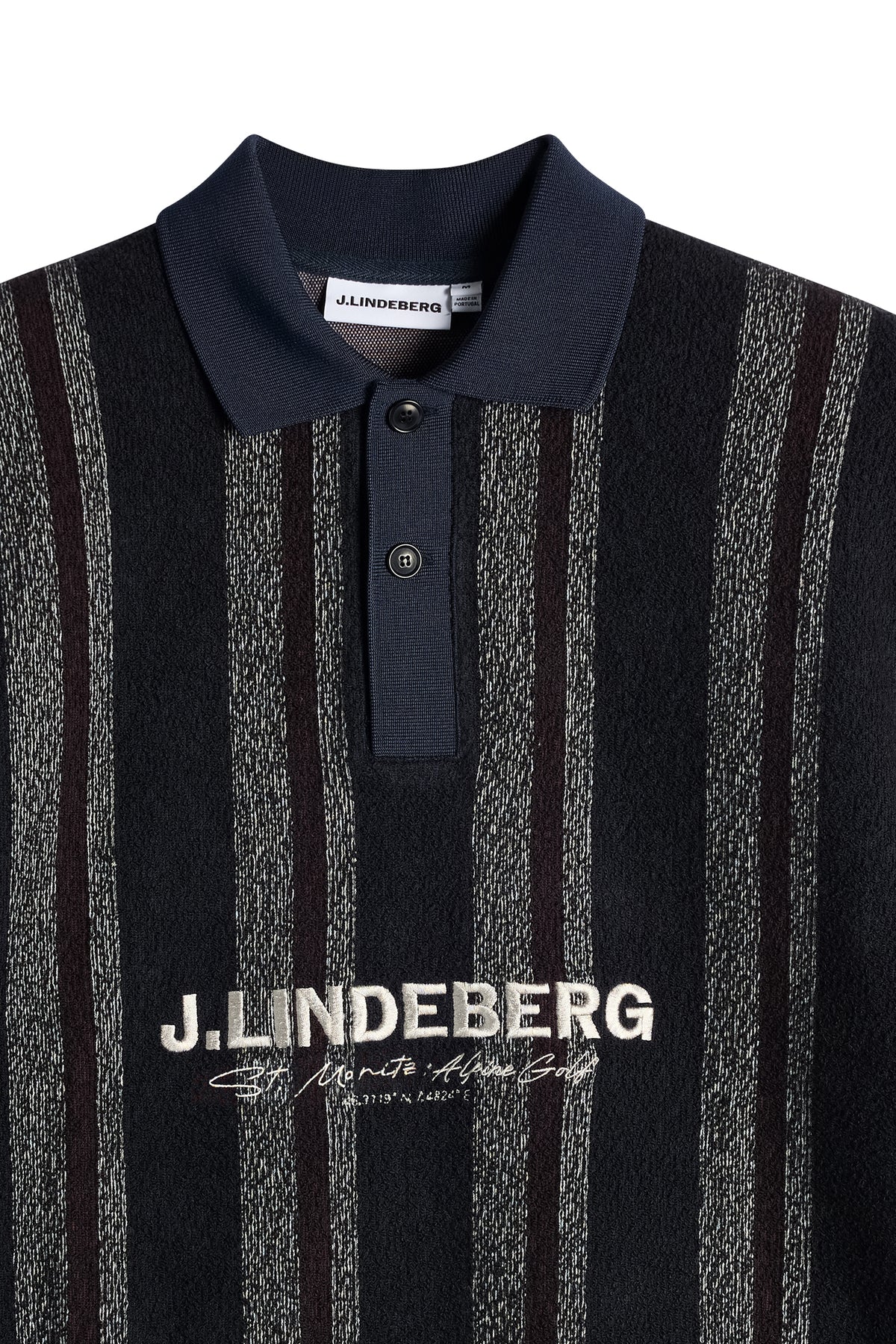 Detailansicht: Bergman Jacquard Oversize Polo in Navy mit Bouclé-Streifen, Polokragen und J.LINDEBERG-Stickerei.