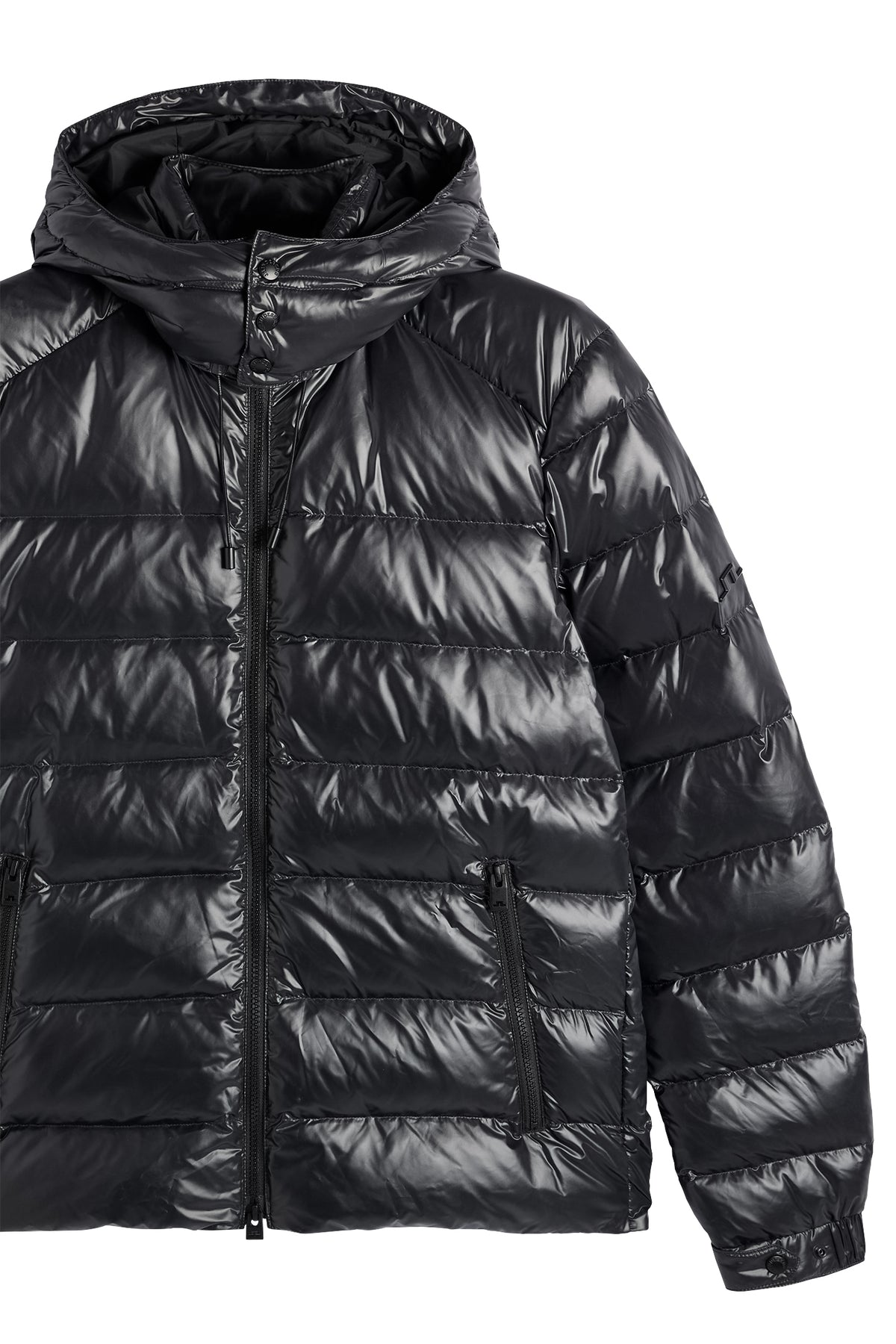 Vorderansicht: Schwarze Creek Light Down Jacket mit glänzender Steppung, Kapuze und Bridge-Logo am Ärmel.
