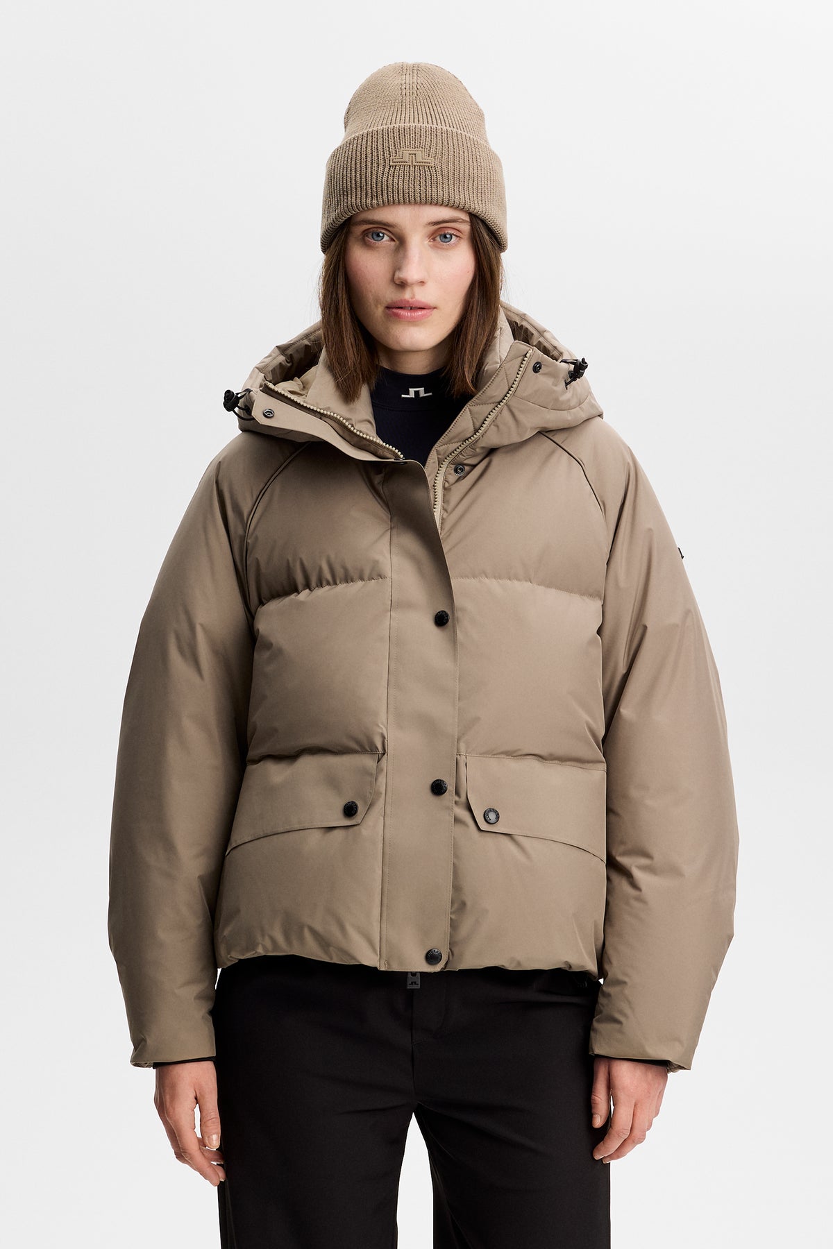 Vue de face : Lea Down Jacket en Brindle avec capuche, fermeture boutonnée et poches à rabat.