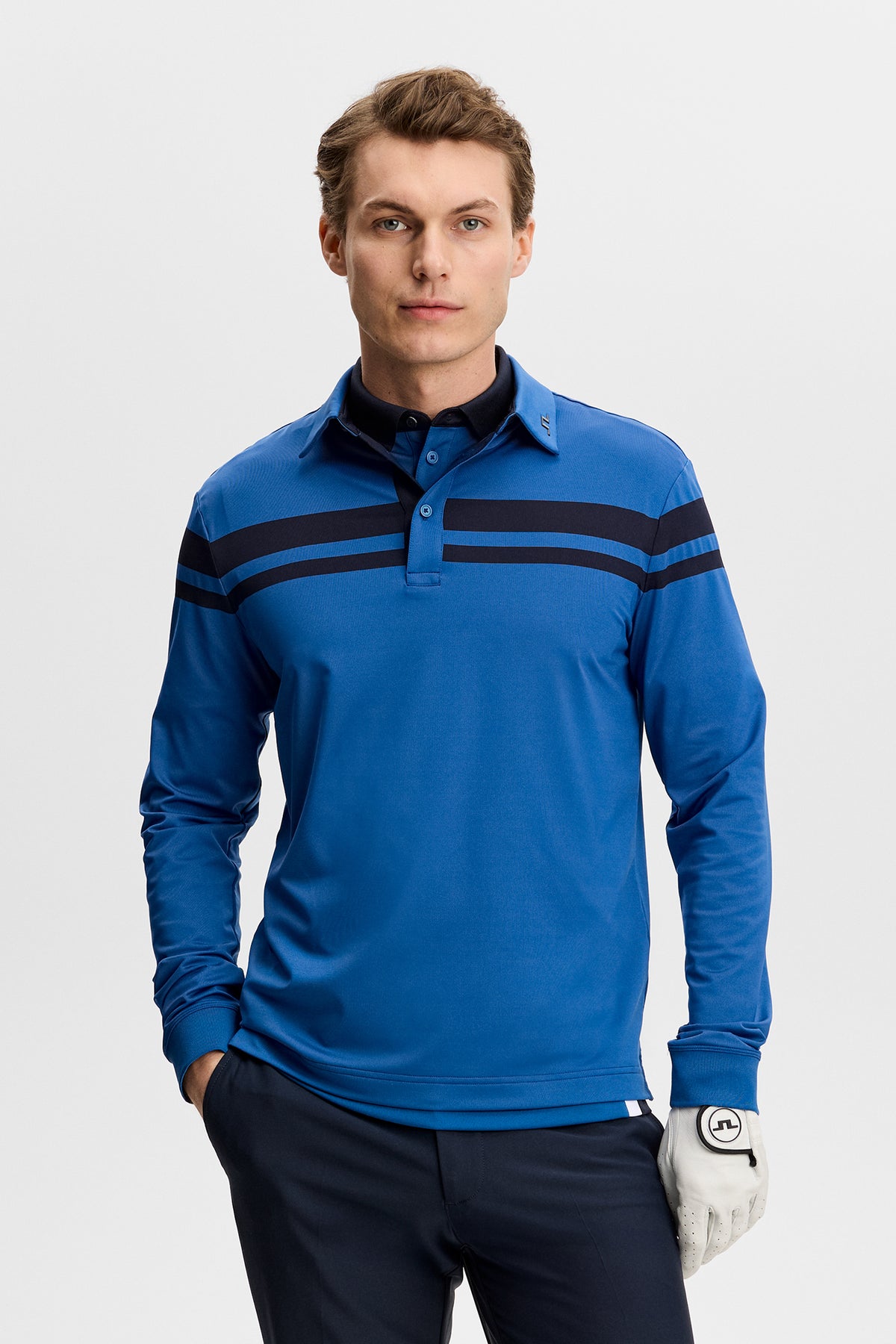 Set forfra: Blå Kenny LS stripe polo med lange ærmer, mørke bryststriber og golfhandske.