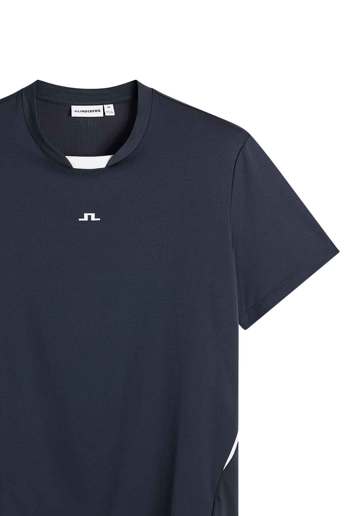 Nærbillede: Dennis T-shirt i JL Navy med rund hals, korte ærmer og hvidt Bridge-logo centreret på brystet.