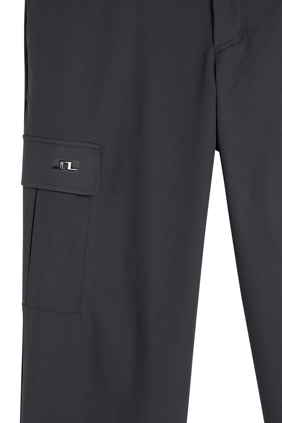 Nærbillede: Sort Logan Cargo pant med cargolomme på siden og metallisk Bridge-logo.