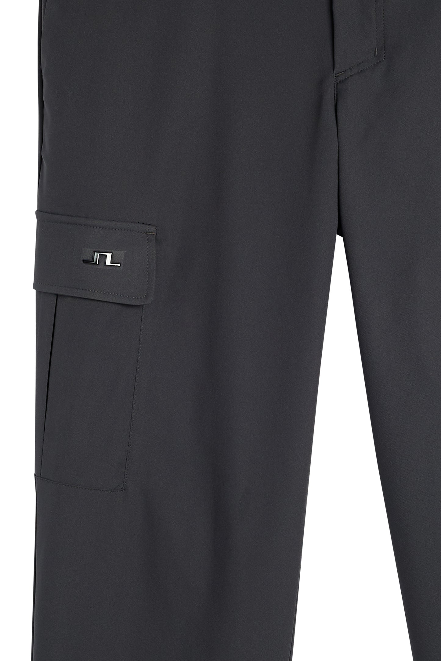 Nærbillede: Sort Logan Cargo pant med cargolomme på siden og metallisk Bridge-logo.