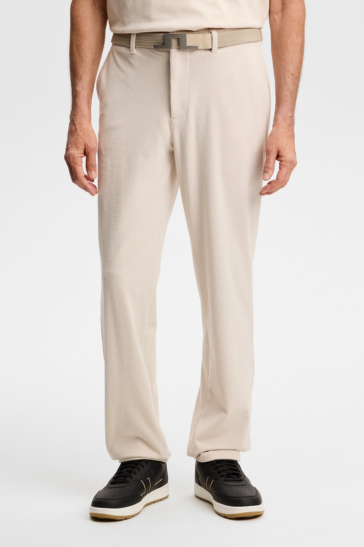 Framifrån: Logan Drape Cord Pants i Moonbeam med ribbad manchesterstruktur och rak passform.