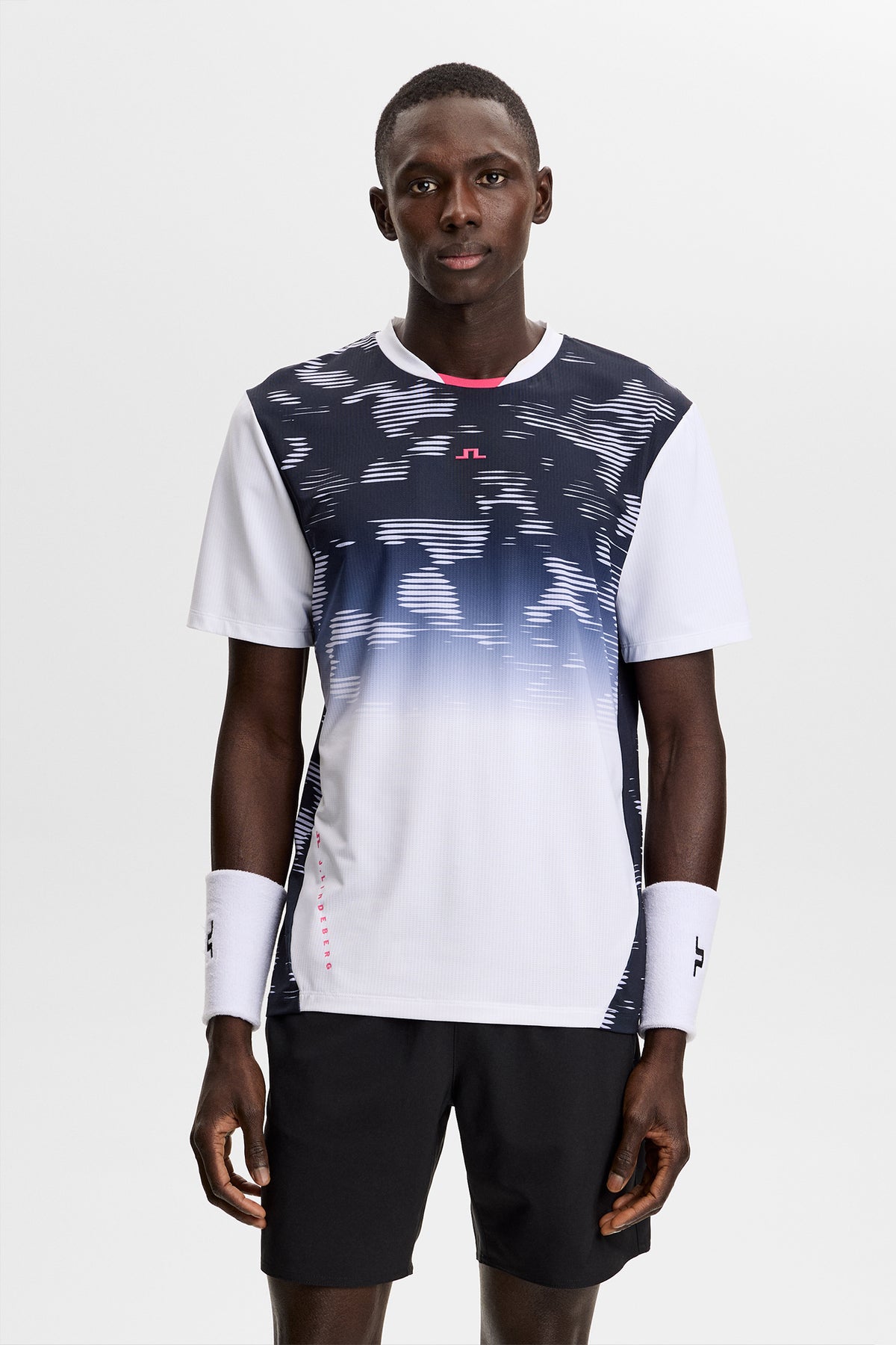 Vooraanzicht: Model draagt het Dennis Printed T-shirt met ronde hals, korte mouwen en Bridge-logo op de borst.