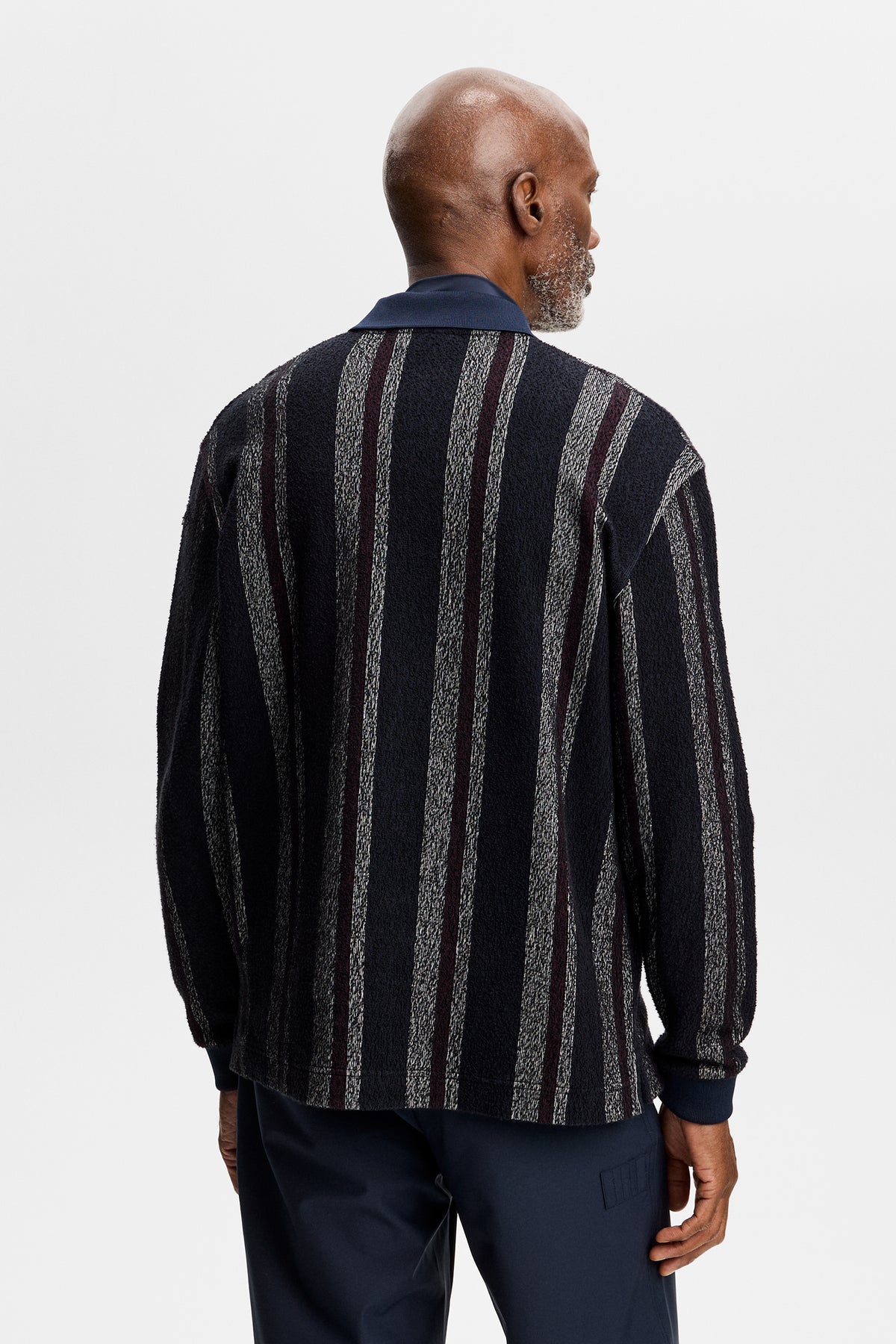 Rückansicht: Bergman Jacquard Oversize Polo in Navy mit Bouclé-Streifenmuster und langen Ärmeln.