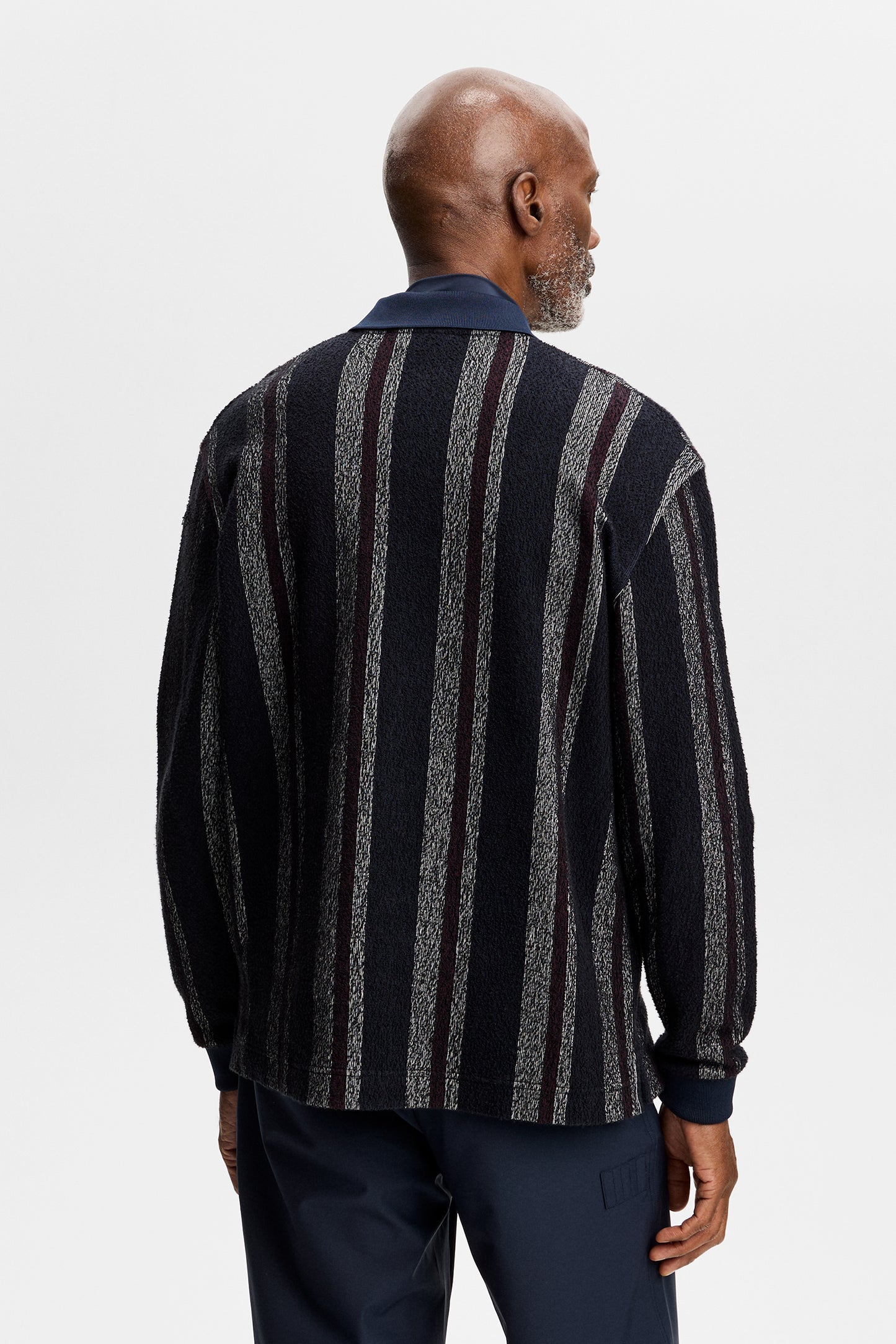 Rückansicht: Bergman Jacquard Oversize Polo in Navy mit Bouclé-Streifenmuster und langen Ärmeln.