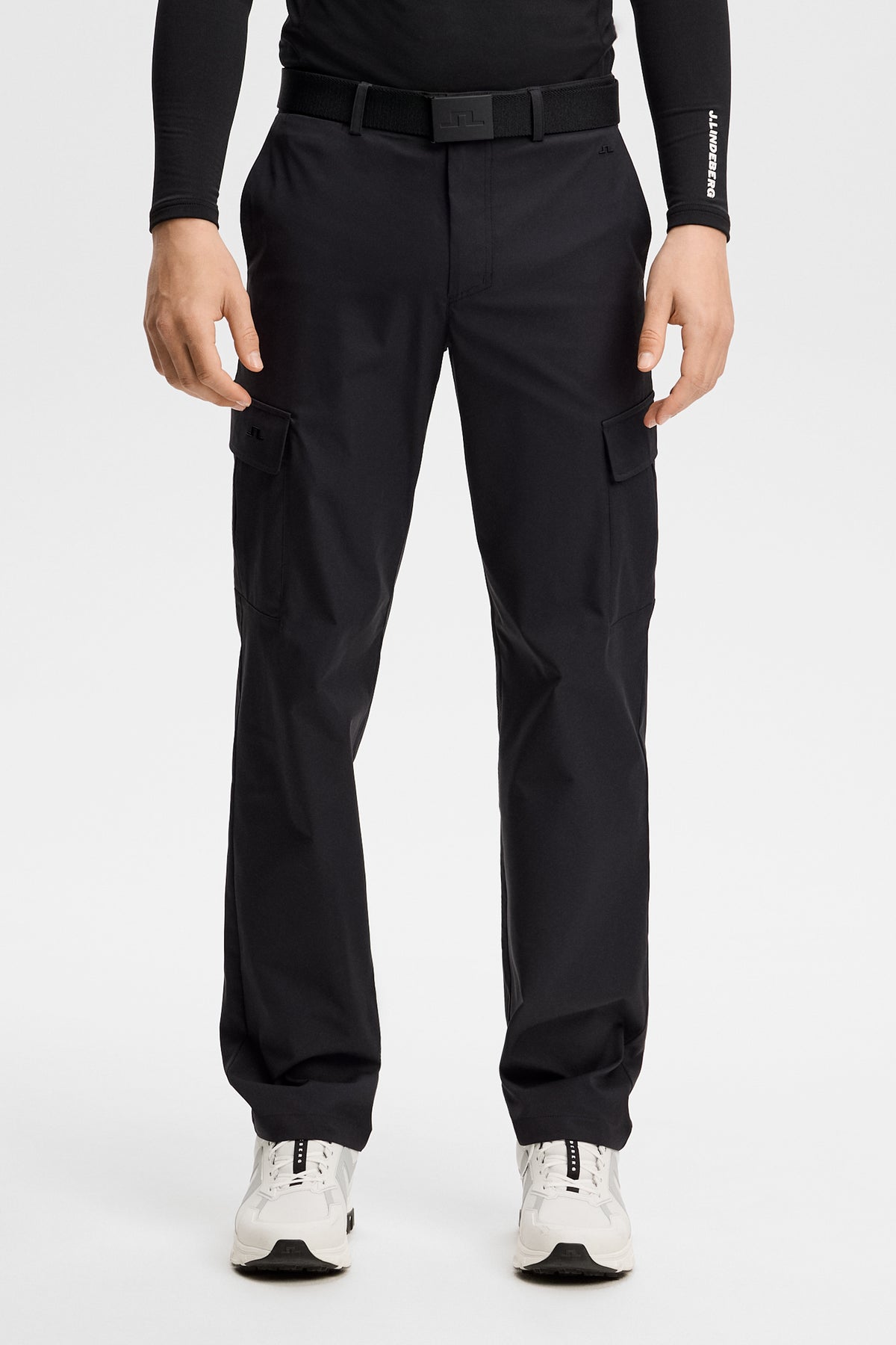 Set forfra: Logan Cargo pant i sort på model med synlige cargolommer i siden og bæltestropper.