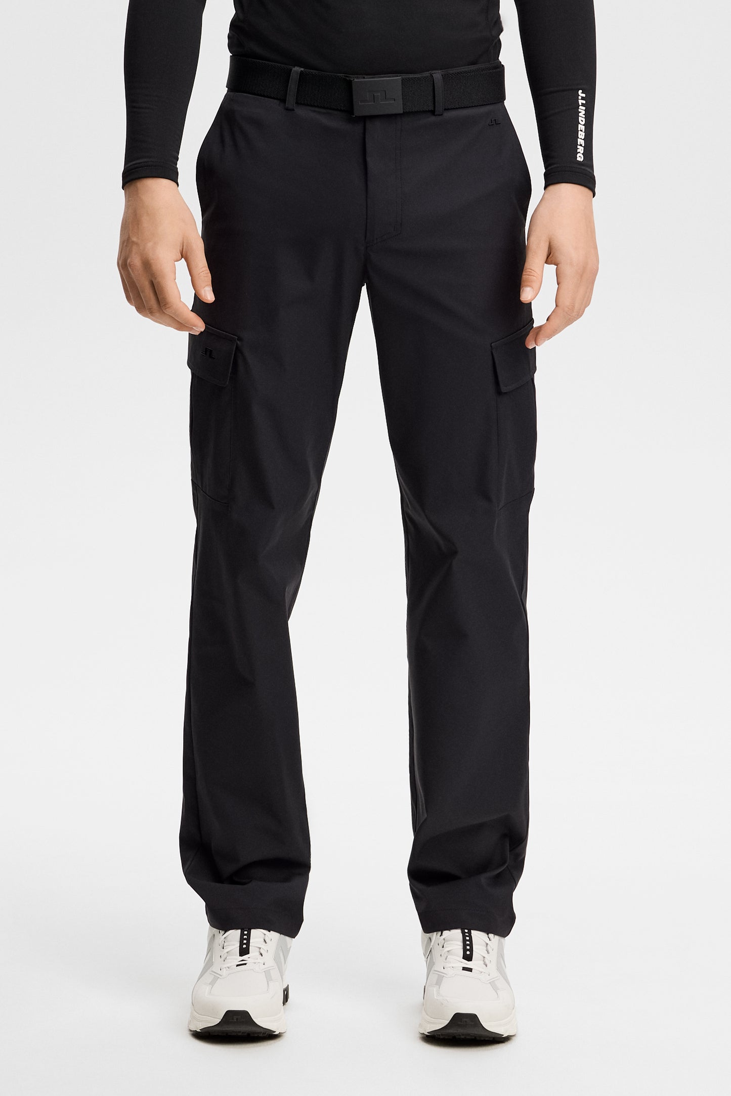 Set forfra: Logan Cargo pant i sort på model med synlige cargolommer i siden og bæltestropper.