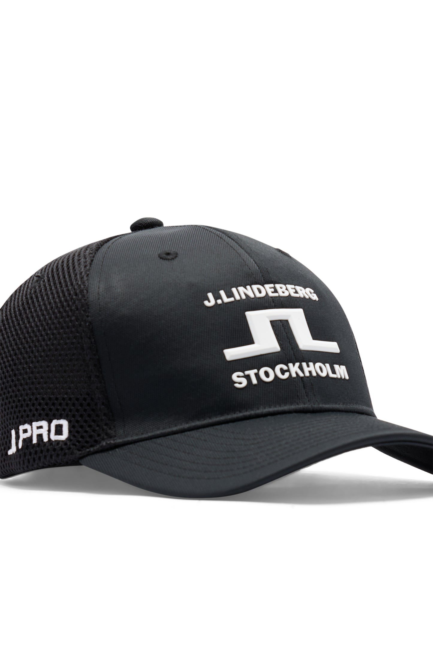 Nærbilde: Svart JL Pro Cap med hvit 3D Bridge-logo i front og pustende mesh-panel på siden.