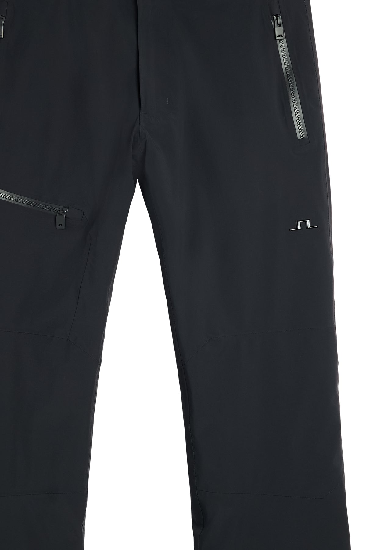Nærbillede: Crue Suspender Pant i sort med lynlåslommer og Bridge-logo på benet.