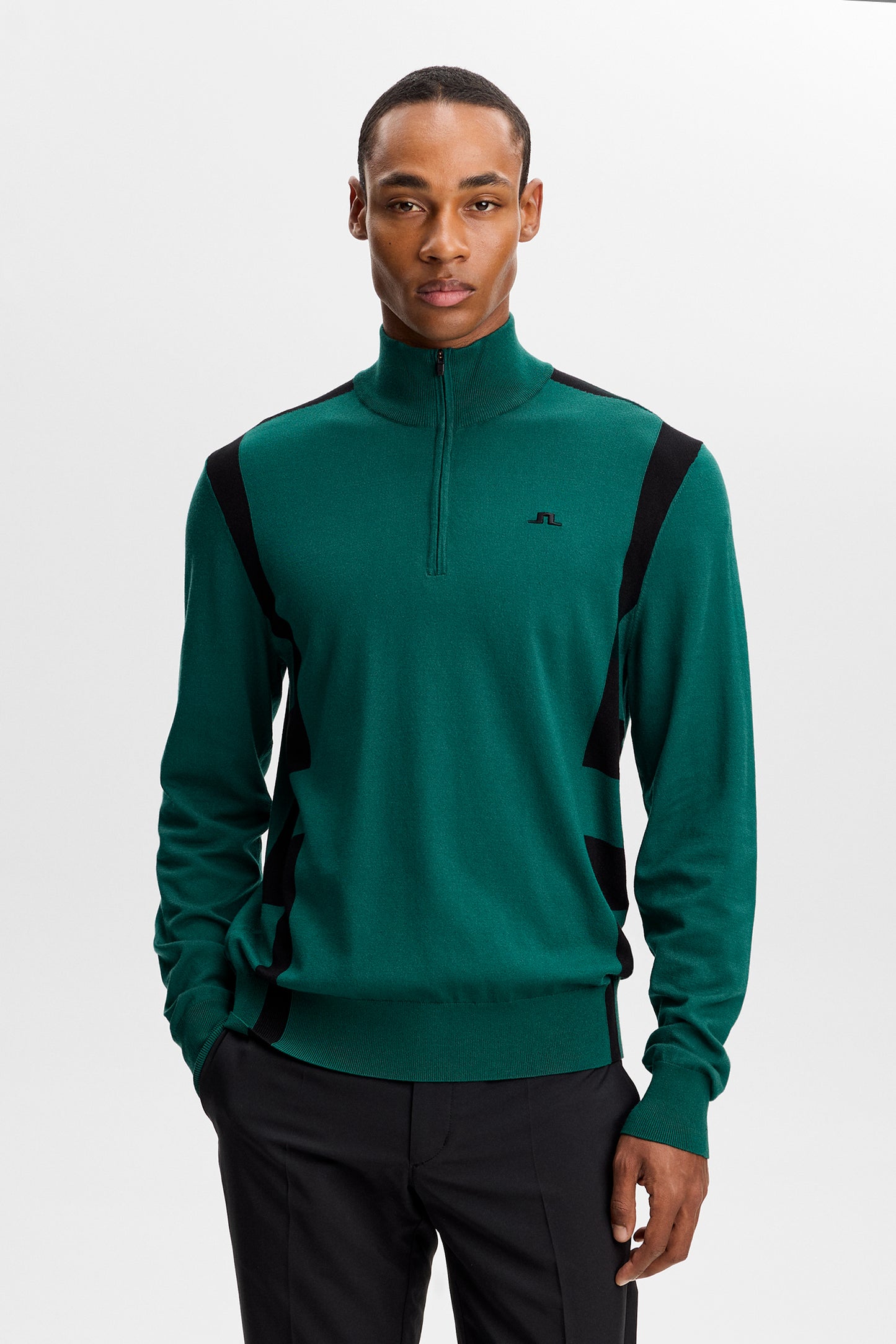 Set forfra: Grøn Kendrick Knitted Zip Sweater med sorte sidepaneler, halv lynlås og Bridge-logo.