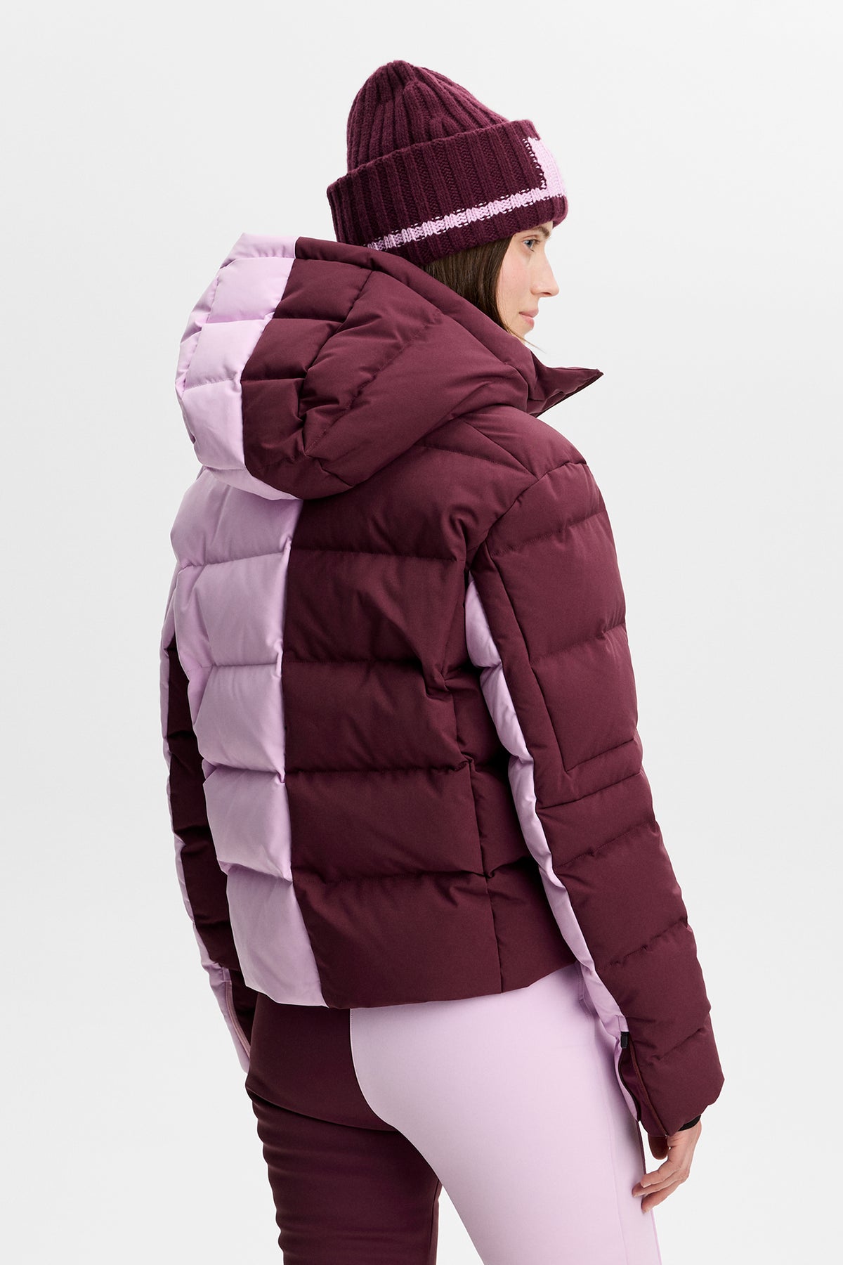 Rückansicht: Nerina Blocked Down Jacket im Color-Block-Design in Dunkelrot und Rosa mit Steppung und Kapuze.