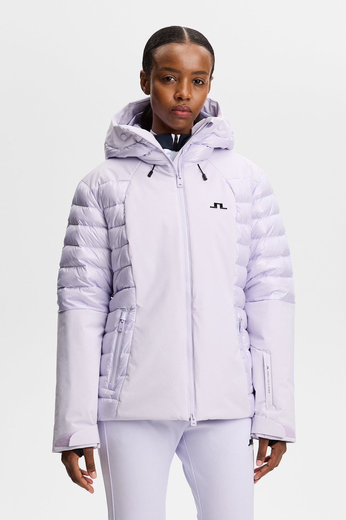 Forfra: Maelle Down Jacket i Purple Heather med hætte, lynlåslommer og sort Bridge-logo på brystet.