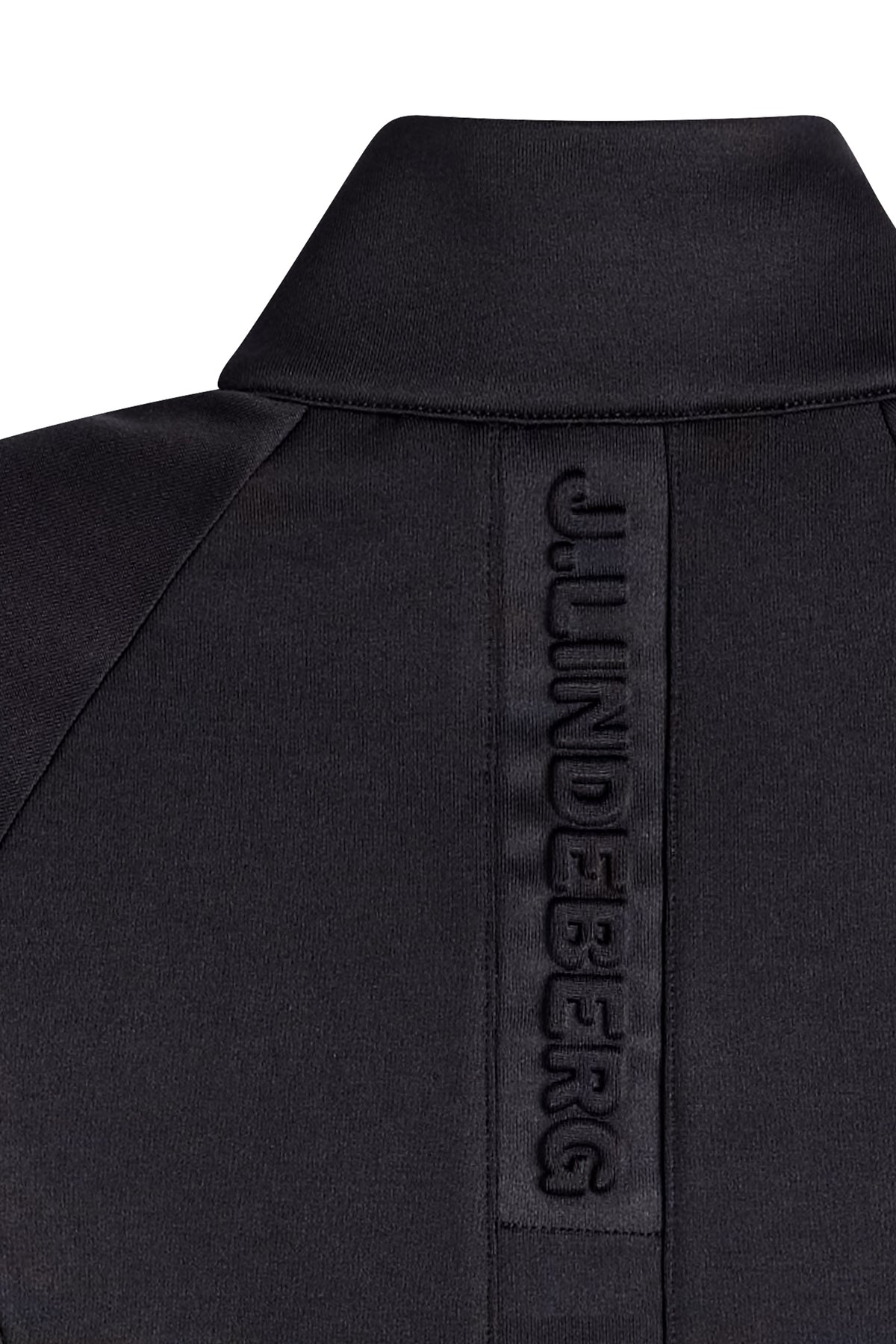 Detailansicht: Schwarzer Portia Polartec Mid Layer mit geprägtem J.LINDEBERG-Logo entlang der Rückenmitte.