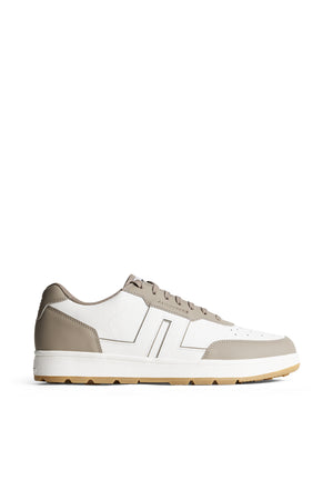 Vue de profil : Ace Low-Top Golf Sneaker blanc et taupe avec tige en cuir et logo Bridge sur le côté.