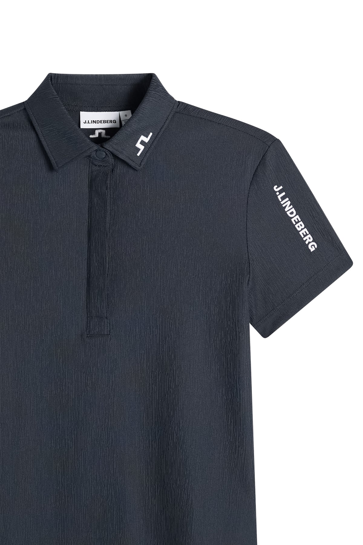 Detailansicht: Tour Tech Textured Polo in JL Navy mit Crinkle-Struktur, Bridge-Logo am Kragen und Schriftzug am Ärmel.