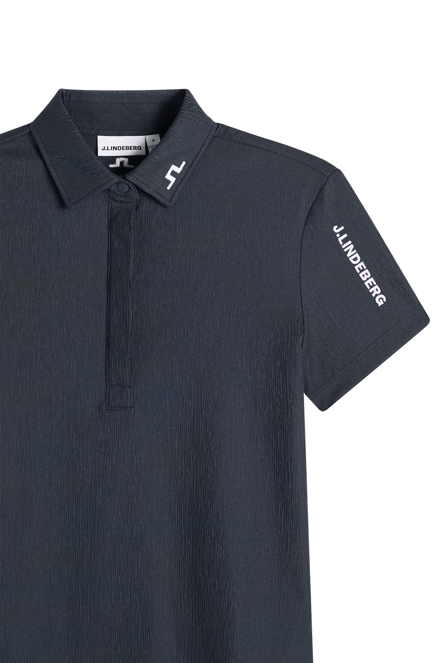 Detailansicht: Tour Tech Textured Polo in JL Navy mit Crinkle-Struktur, Bridge-Logo am Kragen und Schriftzug am Ärmel.
