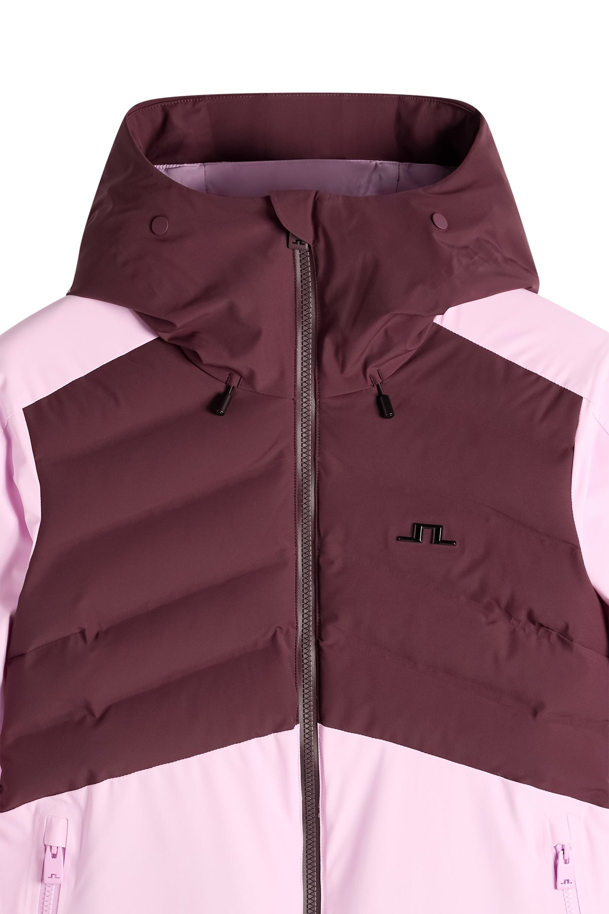 Nærbillede: Helia Jacket i Winetasting med hætte, quiltet panel og Bridge-logo på brystet.