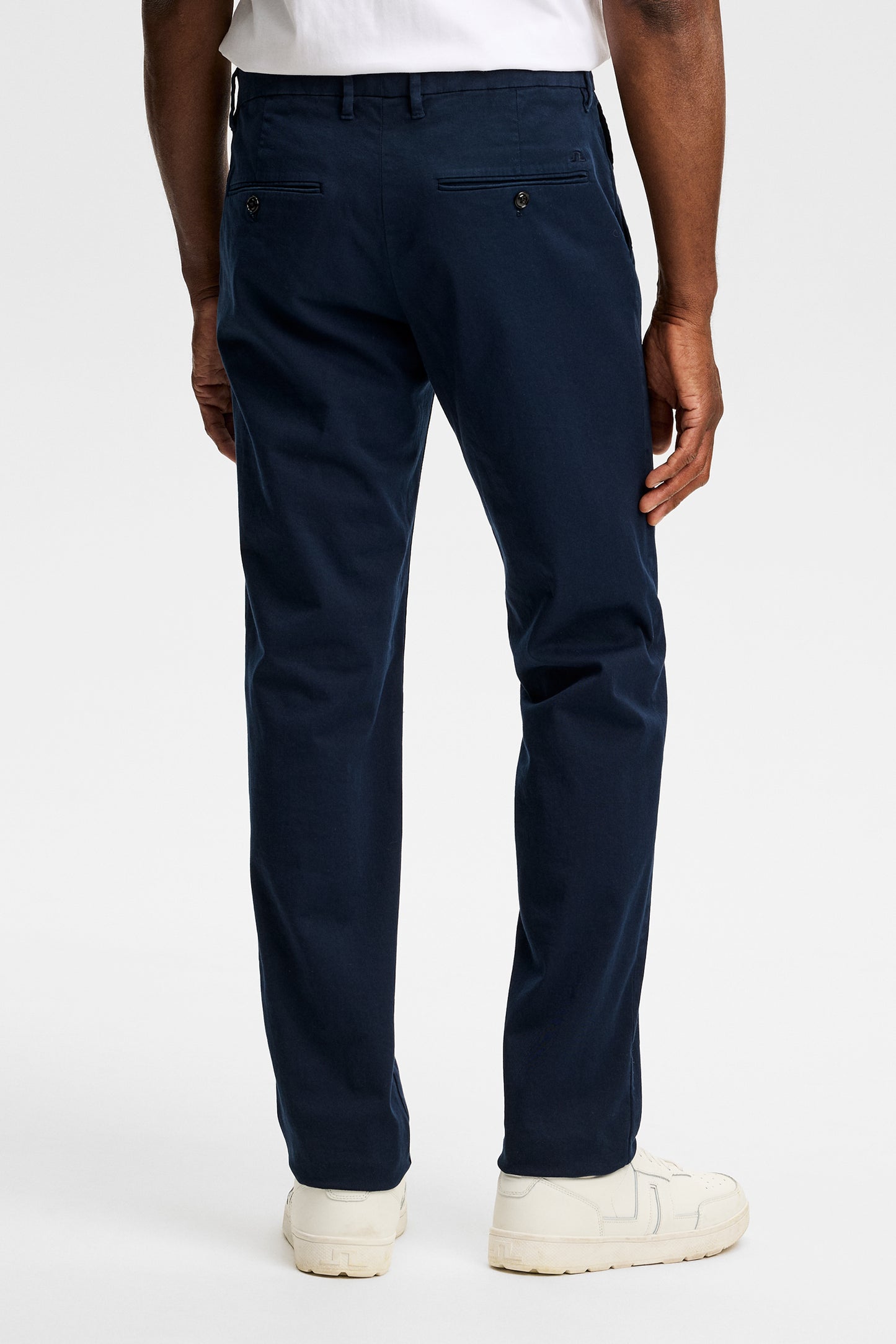 Vue de dos : Chaze Cotton Stretch Pants GD en JL Navy avec poches arrière passepoilées et logo Bridge ton sur ton.