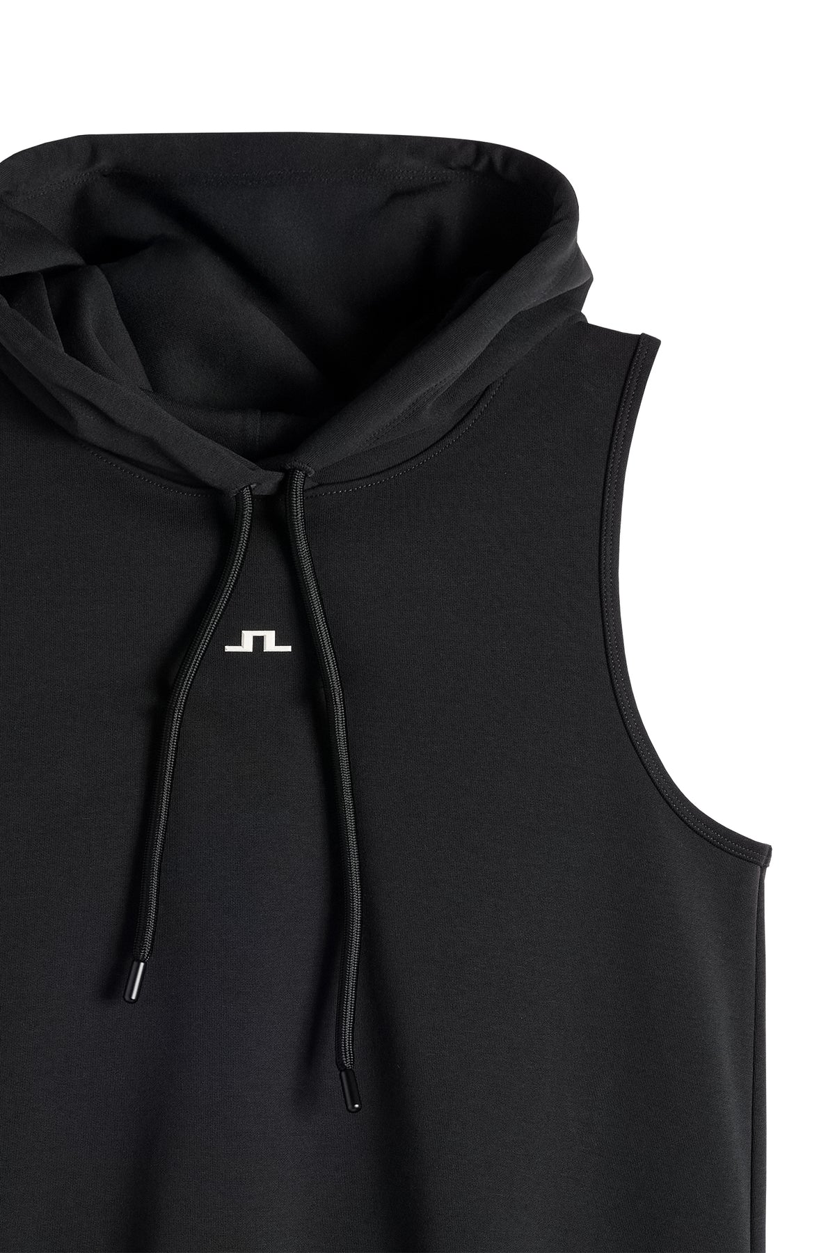 Nærbillede: Sort Sarah Sleeveless Hood med hætte, justerbare snører og hvidt Bridge-logo på brystet.