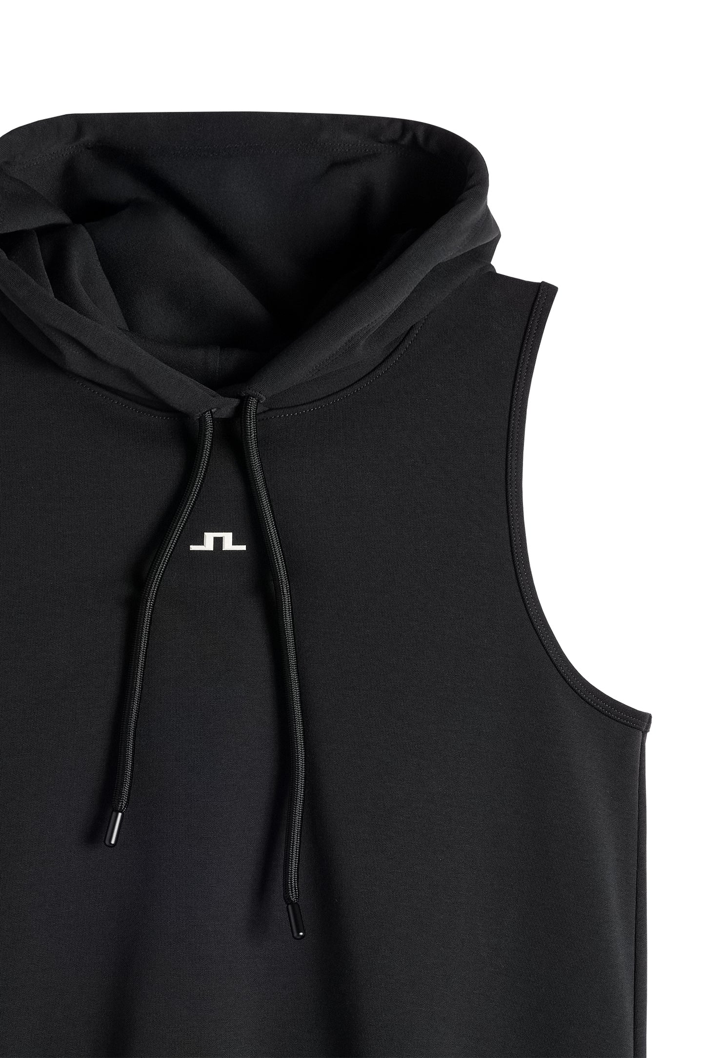 Nærbillede: Sort Sarah Sleeveless Hood med hætte, justerbare snører og hvidt Bridge-logo på brystet.